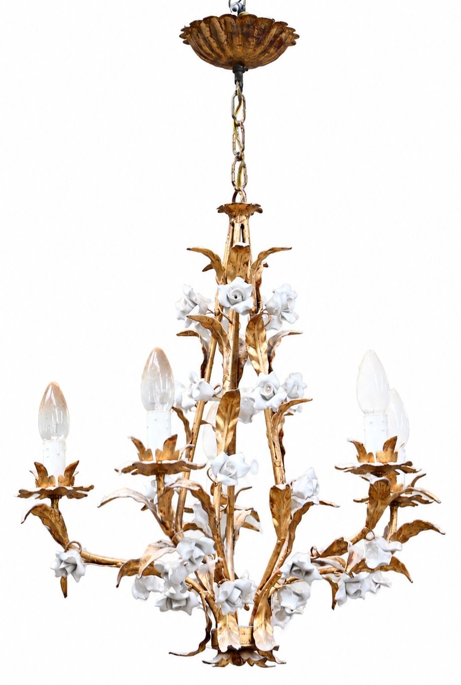 Een romantische hanglamp van goudkleurig metaal met porseleinen bloemen. Zes lichtpunten Een romantische hanglamp van goudkleurig metaal met porseleinen bloemen. Zes lichtpunten.
