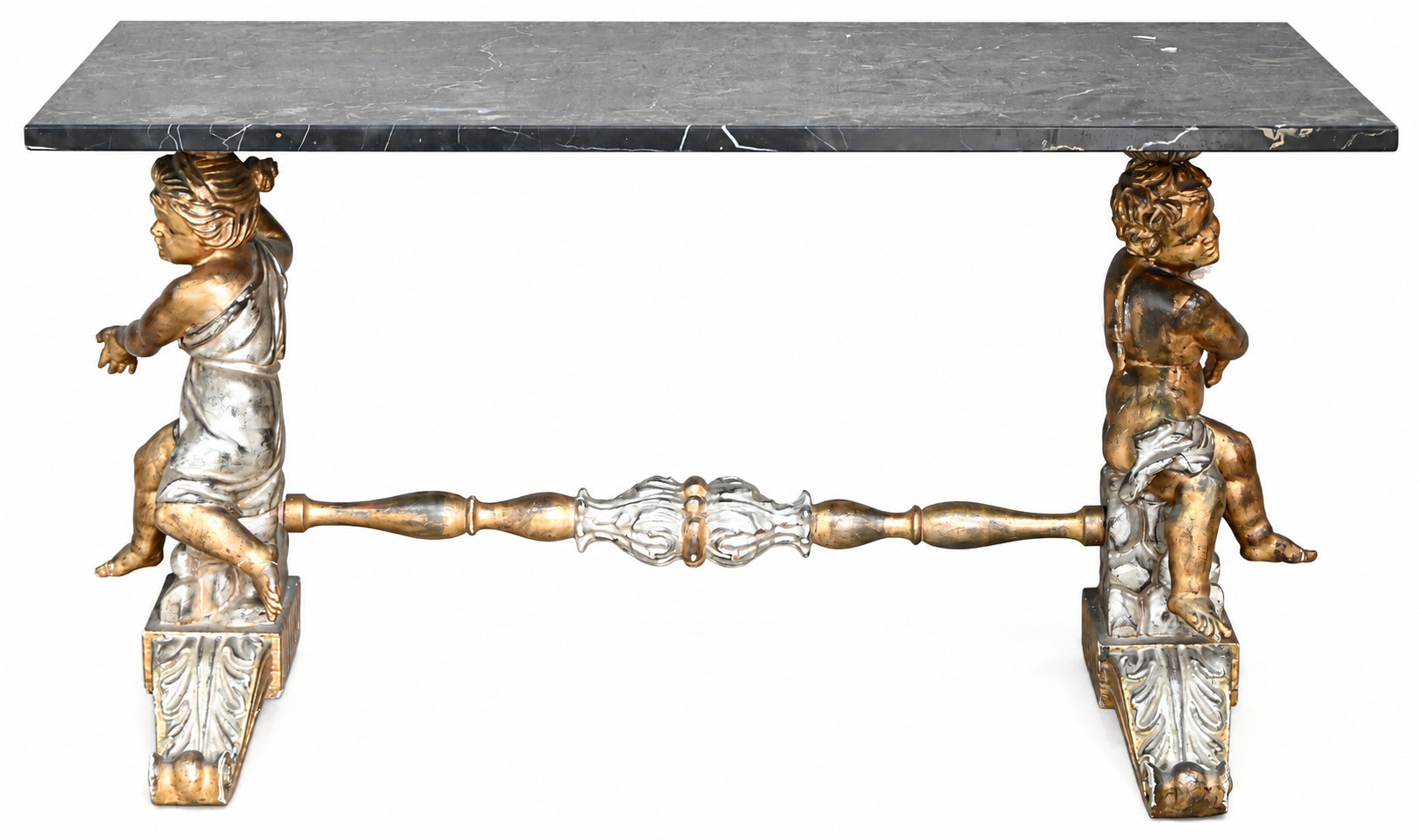 Een barokke salontafel met een blad van Nero Portoro marmer, gedragen door goud en zilverkleurige beelden van gesculpteerd hout Een barokke salontafel met een blad van Nero Portoro marmer, gedragen door goud en zilverkleurige beelden van gesculpteerd hout.