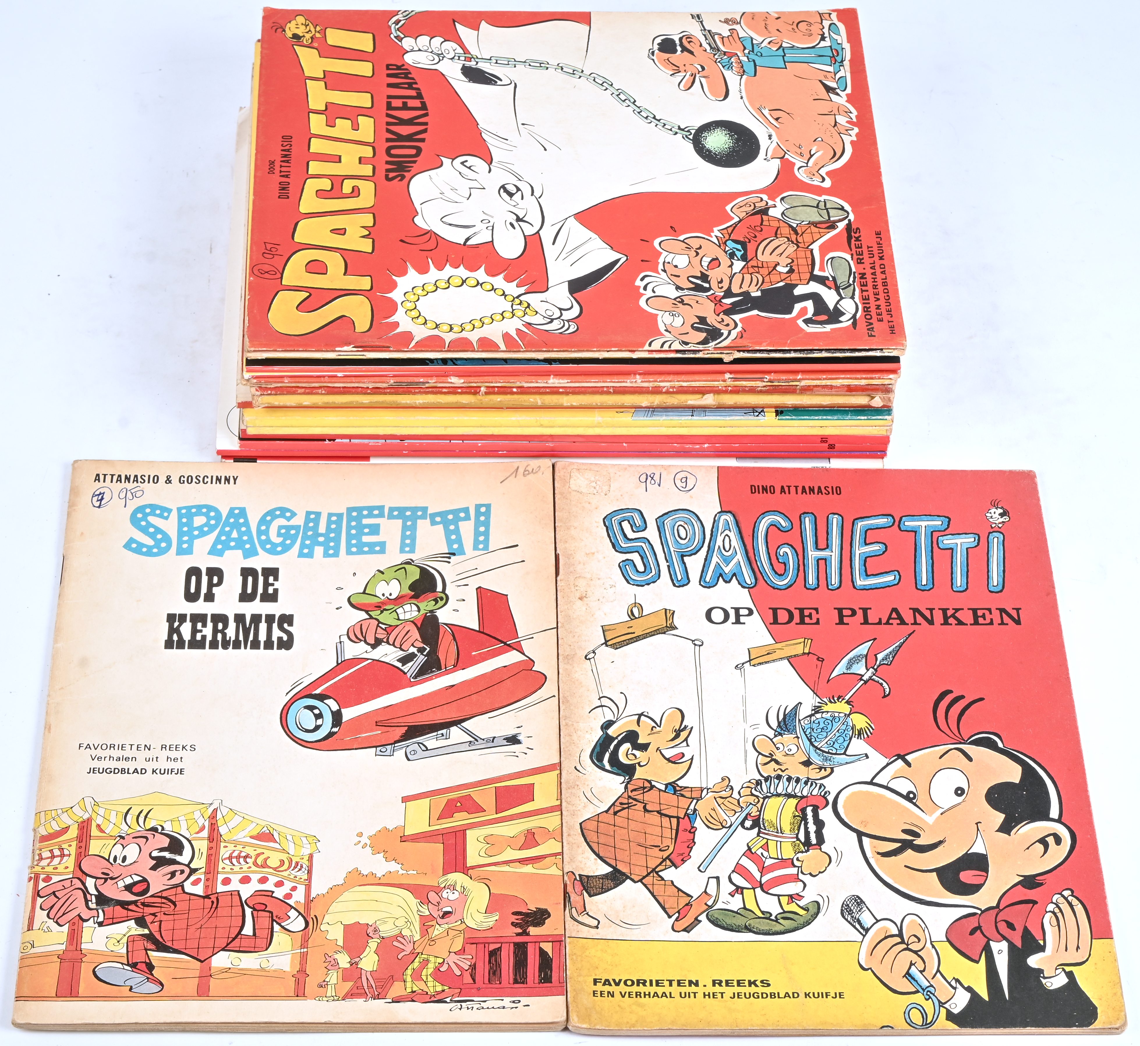 Spaghetti. Ed. Lombard. Collectie Jong Europa, nummers 5, 11, 17, 23, 30, 38, 52, 81, 88. Favorieten, nummers 5, 9, 25, 29, 32, 43. Rossel nrs 1 en 2. Archers, Spaghetti en Mandolina 1. 18 stuks, 1961-1976. Catalogusnummer in balpen op voorplaat. Goede tot zeer goede staat Spaghetti. Ed. Lombard. Collectie Jong Europa, nummers 5, 11, 17, 23, 30, 38, 52, 81, 88. Favorieten, nummers 5, 9, 25, 29, 32, 43. Rossel nrs 1 en 2. Archers, Spaghetti en Mandolina 1. 18 stuks, 1961-1976. Catalogusnummer in balpen op voorplaat. Goede tot zeer goede staat.