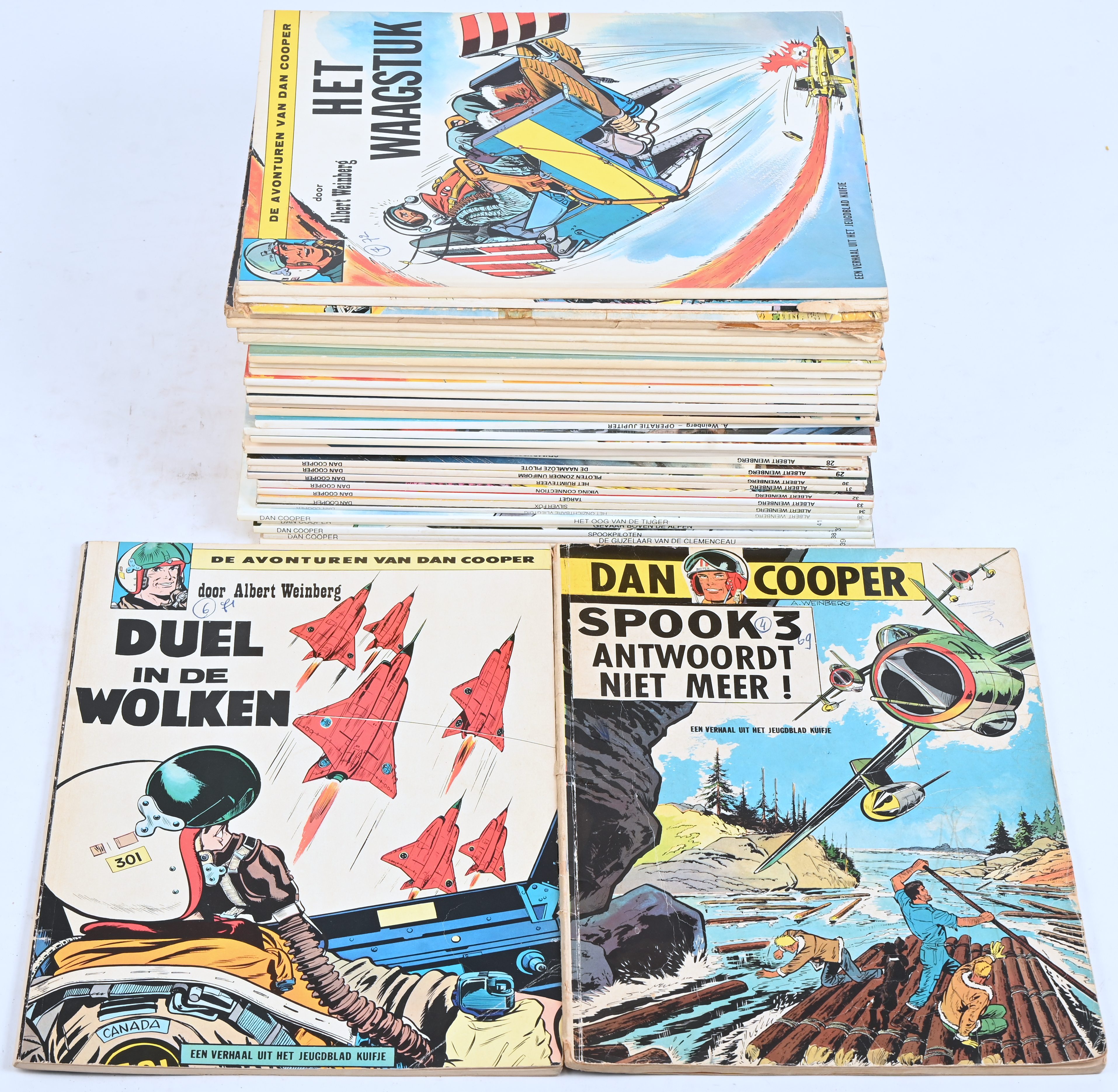 Dan Cooper. Ed. Lombard. Van Spook 3 antwoordt niet meer tot Operatie Jupiter, 19 nummers tussen 1962 en 1979. Ed. Harko. 2 albums 1979. Ed. Edi-3-BD. 1 album 1980. Ed. Novedi, 9 albums 1981-87. Ed. Dargaud. 5 albums 1989-92. SC. Catalogusnummer in balpen op voorplaat. Goede tot zeer goede staat Dan Cooper. Ed. Lombard. Van Spook 3 antwoordt niet meer tot Operatie Jupiter, 19 nummers tussen 1962 en 1979. Ed. Harko. 2 albums 1979. Ed. Edi-3-BD. 1 album 1980. Ed. Novedi, 9 albums 1981-87. Ed. Dargaud. 5 albums 1989-92. SC. Catalogusnummer in balpen op voorplaat. Goede tot zeer goede staat.
