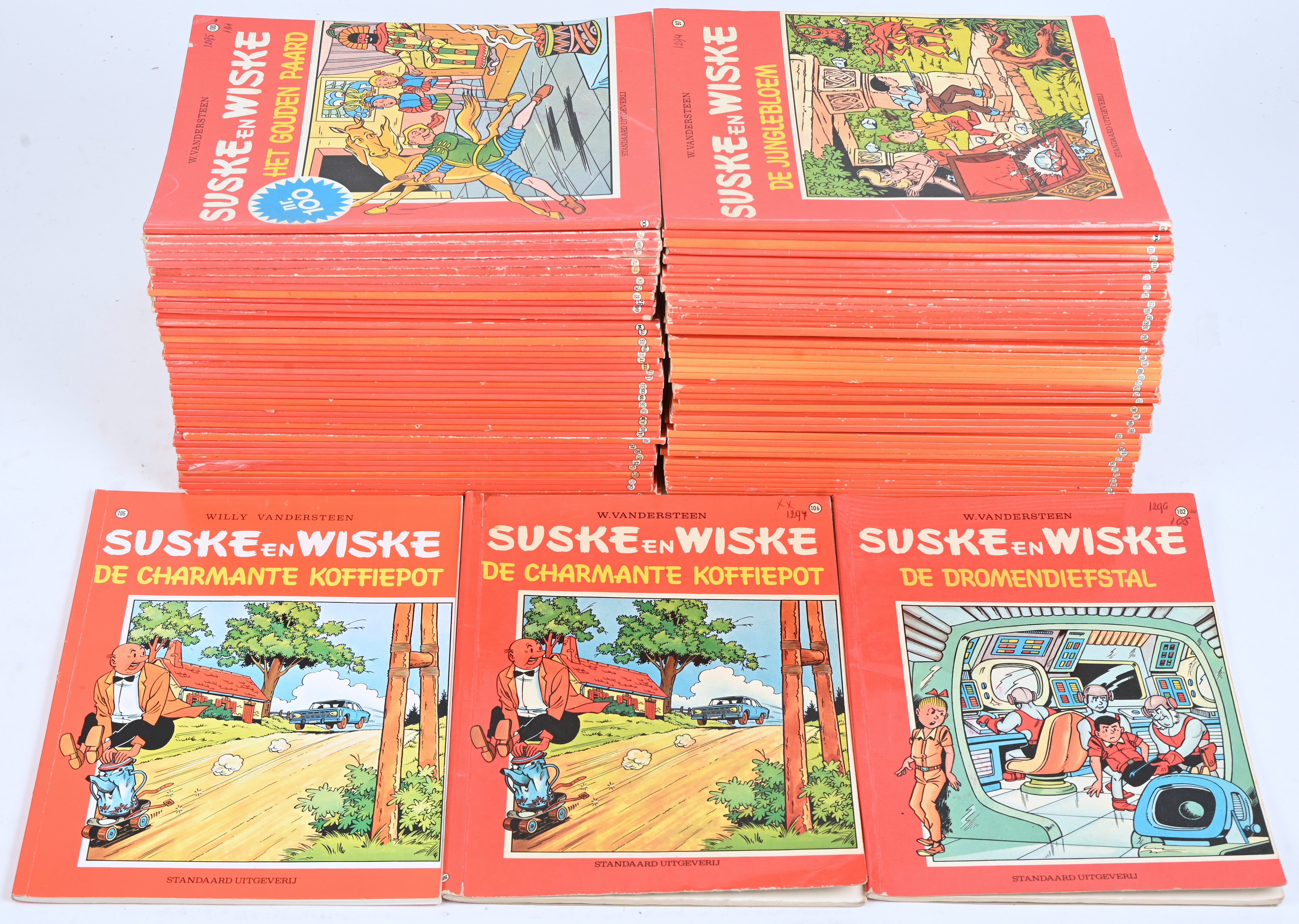 Suske en Wiske. Ed. Standaard. Rode Reeks, vierkleurenuitgave vanaf nr 67, 88 albums, laatste nummer 237, een aantal dubbele in latere editie. SC. Catalogusnummer in balpen op voorplaat. Goede tot zeer goede staat Suske en Wiske. Ed. Standaard. Rode Reeks, vierkleurenuitgave vanaf nr 67, 88 albums, laatste nummer 237, een aantal dubbele in latere editie. SC. Catalogusnummer in balpen op voorplaat. Goede tot zeer goede staat.