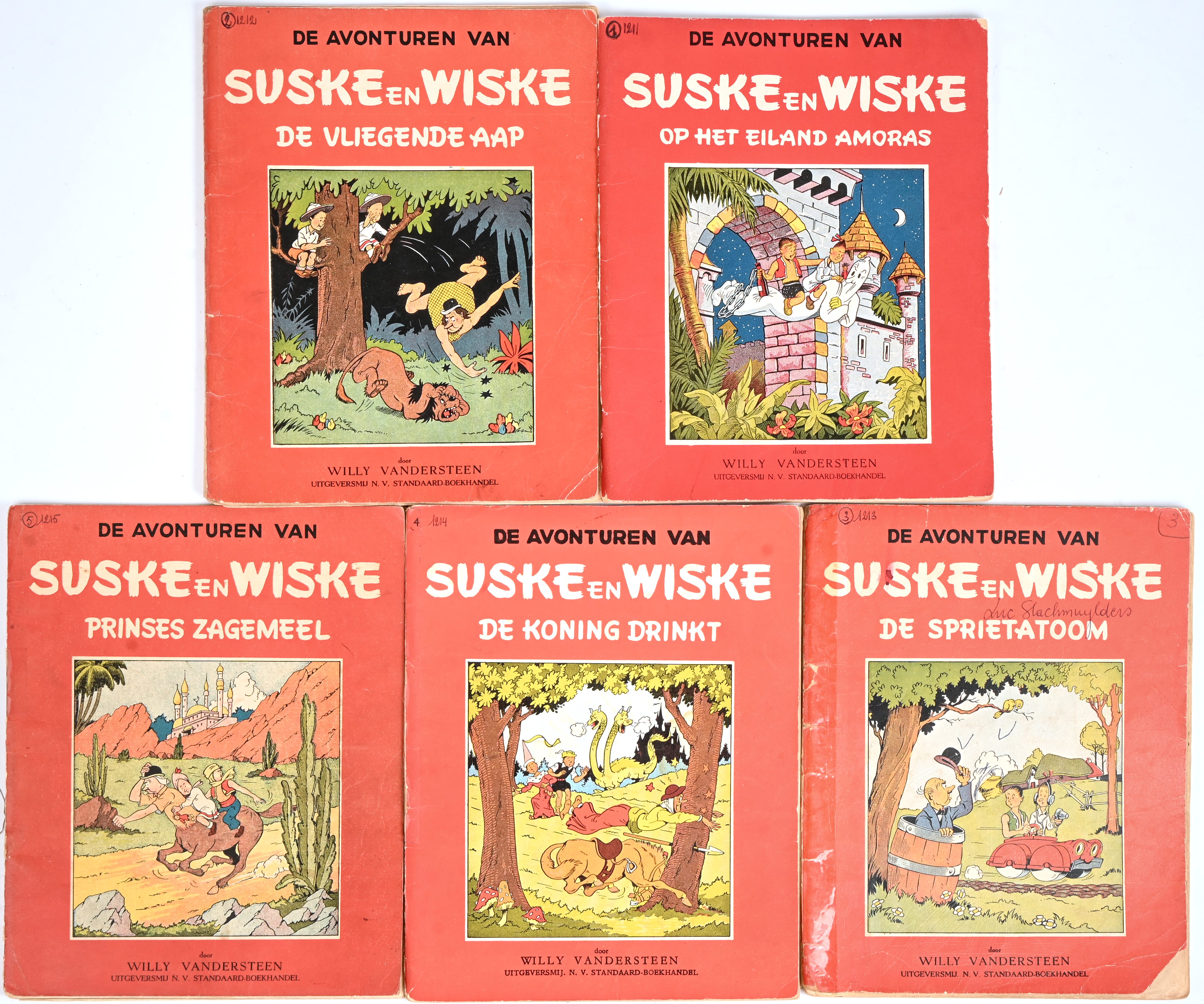 Suske en Wiske. Ed. Standaard. Rode Reeks, kleurloze uitgave. 5 albums. Op het Eiland Amoras (2 kleuren, 1953), De Vliegende Aap (1949, tape), De Sprietatoom (1951, tape, hoekje), De Koning Drinkt (1956, tape), Prinses Zagemeel (1949, los blok). SC. Catalogusnummer in balpen op voorplaat. Redelijke tot goede staat Suske en Wiske. Ed. Standaard. Rode Reeks, kleurloze uitgave. 5 albums. Op het Eiland Amoras (2 kleuren, 1953), De Vliegende Aap (1949, tape), De Sprietatoom (1951, tape, hoekje), De Koning Drinkt (1956, tape), Prinses Zagemeel (1949, los blok). SC. Catalogusnummer in balpen op voorplaat. Redelijke tot goede staat.