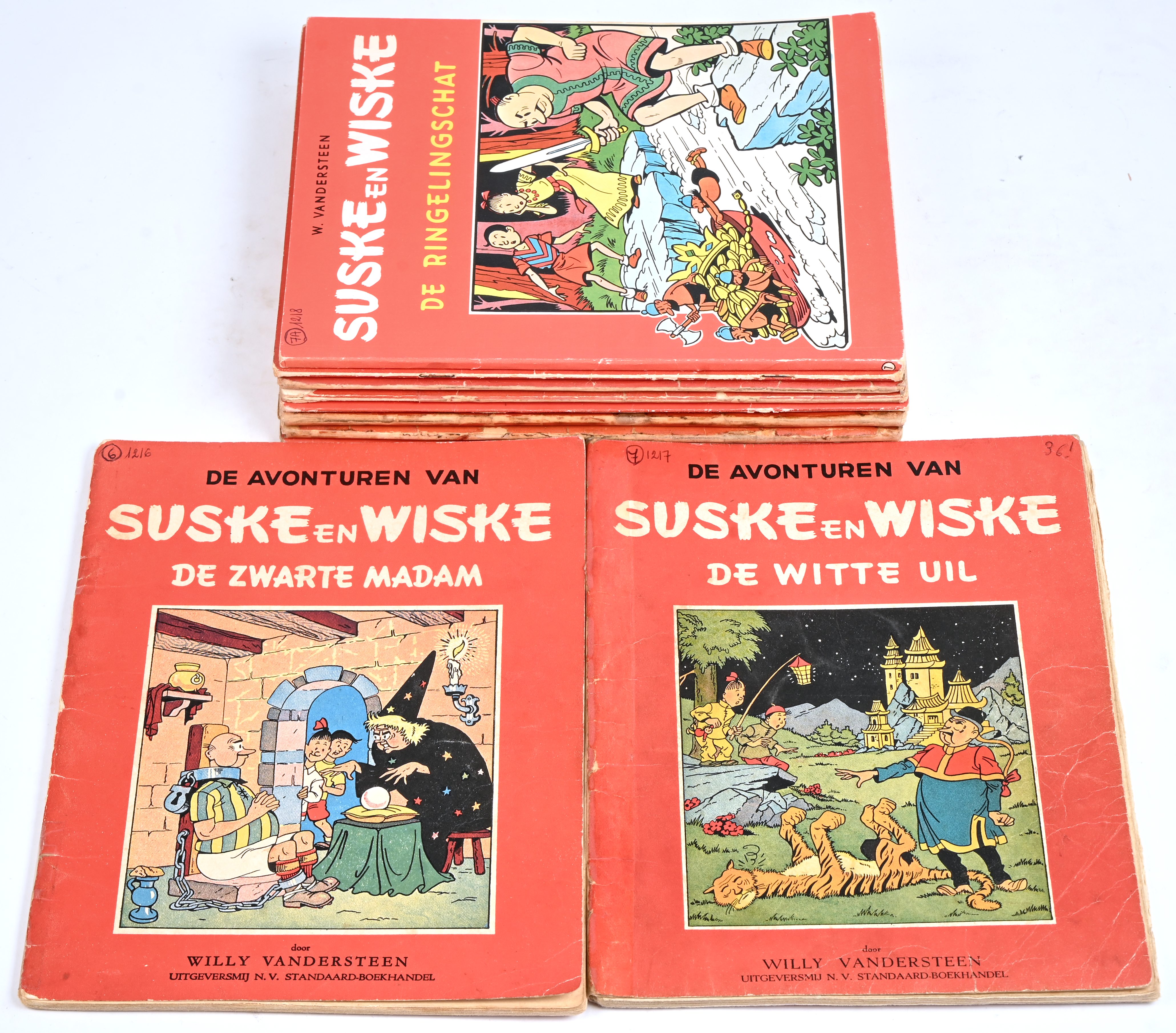 Suske en Wiske. Ed. Standaard. Rode Reeks, kleurloze uitgave. 10 albums. De Zwarte Madam (1953). De Witte Uil (1950). De Ringelingschat (1962, tweekleuren, genummerd 7). Bibbergoud (1950), Lambiorix (1953), De Stierentemmer (1951), De Stalen Bloempot (1957), Het Zingende Nijlpaard (1951), De Ringelingschat (1951), De Tuftuf-Club (1961). SC. Catalogusnummer in balpen op voorplaat, tape, . Zeer gelezen tot goede staat Suske en Wiske. Ed. Standaard. Rode Reeks, kleurloze uitgave. 10 albums. De Zwarte Madam (1953). De Witte Uil (1950). De Ringelingschat (1962, tweekleuren, genummerd 7). Bibbergoud (1950), Lambiorix (1953), De Stierentemmer (1951), De Stalen Bloempot (1957), Het Zingende Nijlpaard (1951), De Ringelingschat (1951), De Tuftuf-Club (1961). SC. Catalogusnummer in balpen op voorplaat, tape, . Zeer gelezen tot goede staat.