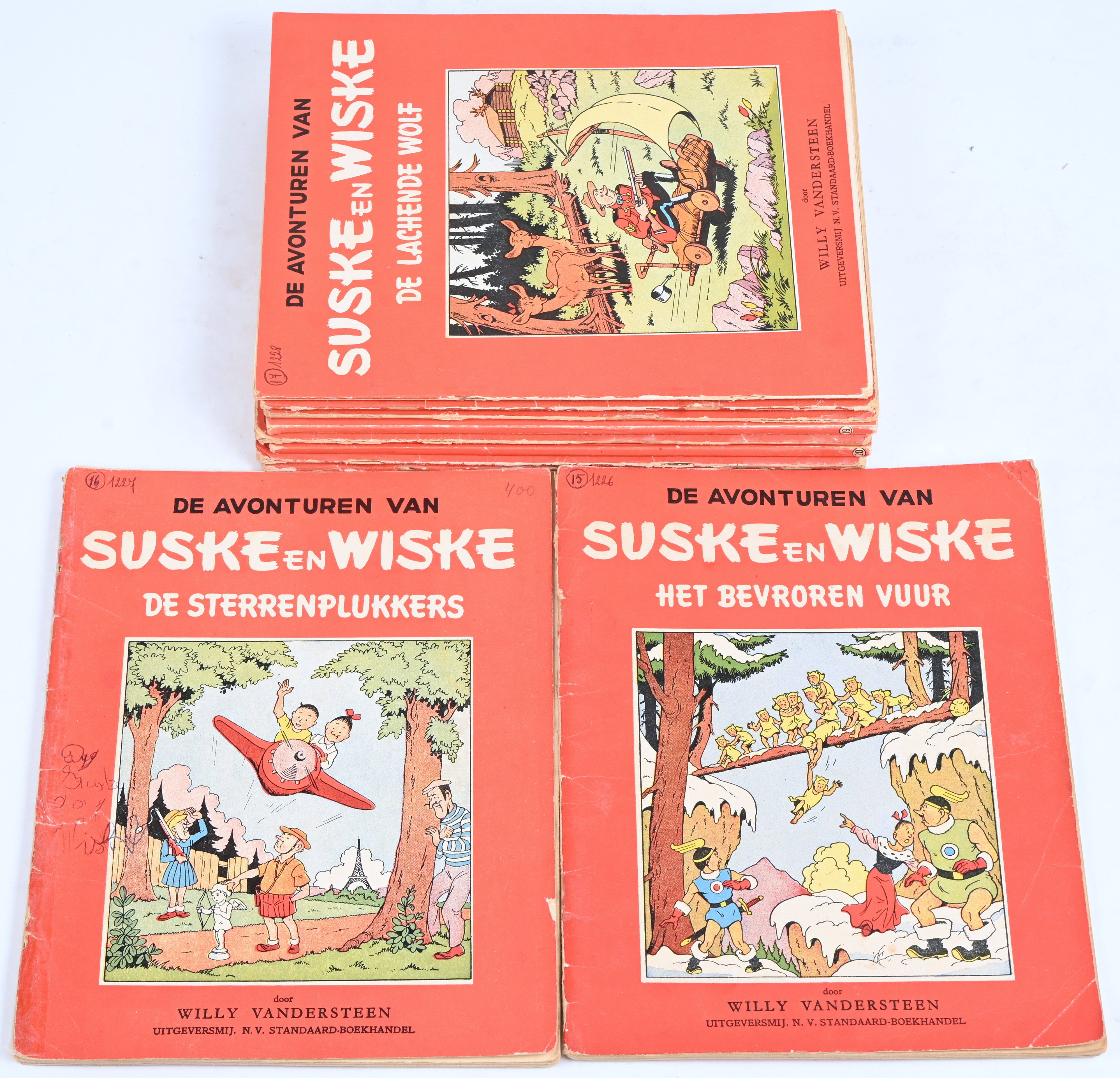 Suske en Wiske. Ed. Standaard. Rode Reeks, kleurloze uitgave. 10 albums. Het Bevroren Vuur (1955). De Sterrenplukkers (1953). De Lachende Wolf (1958). De Dolle Musketiers (1958), De Tamtamklopper (1954), De Tamtamklopper (1964, tweekleurenuitgave), De Knokkersburcht (1954), Knokkersburcht (1963, tweekleurenuitgave), De Cirkusbaron (1954), De Speelgoedzaaier (1957). SC. Catalogusnummer in balpen op voorplaat, tape, . Zeer gelezen tot goede staat Suske en Wiske. Ed. Standaard. Rode Reeks, kleurloze uitgave. 10 albums. Het Bevroren Vuur (1955). De Sterrenplukkers (1953). De Lachende Wolf (1958). De Dolle Musketiers (1958), De Tamtamklopper (1954), De Tamtamklopper (1964, tweekleurenuitgave), De Knokkersburcht (1954), Knokkersburcht (1963, tweekleurenuitgave), De Cirkusbaron (1954), De Speelgoedzaaier (1957). SC. Catalogusnummer in balpen op voorplaat, tape, . Zeer gelezen tot goede staat.
