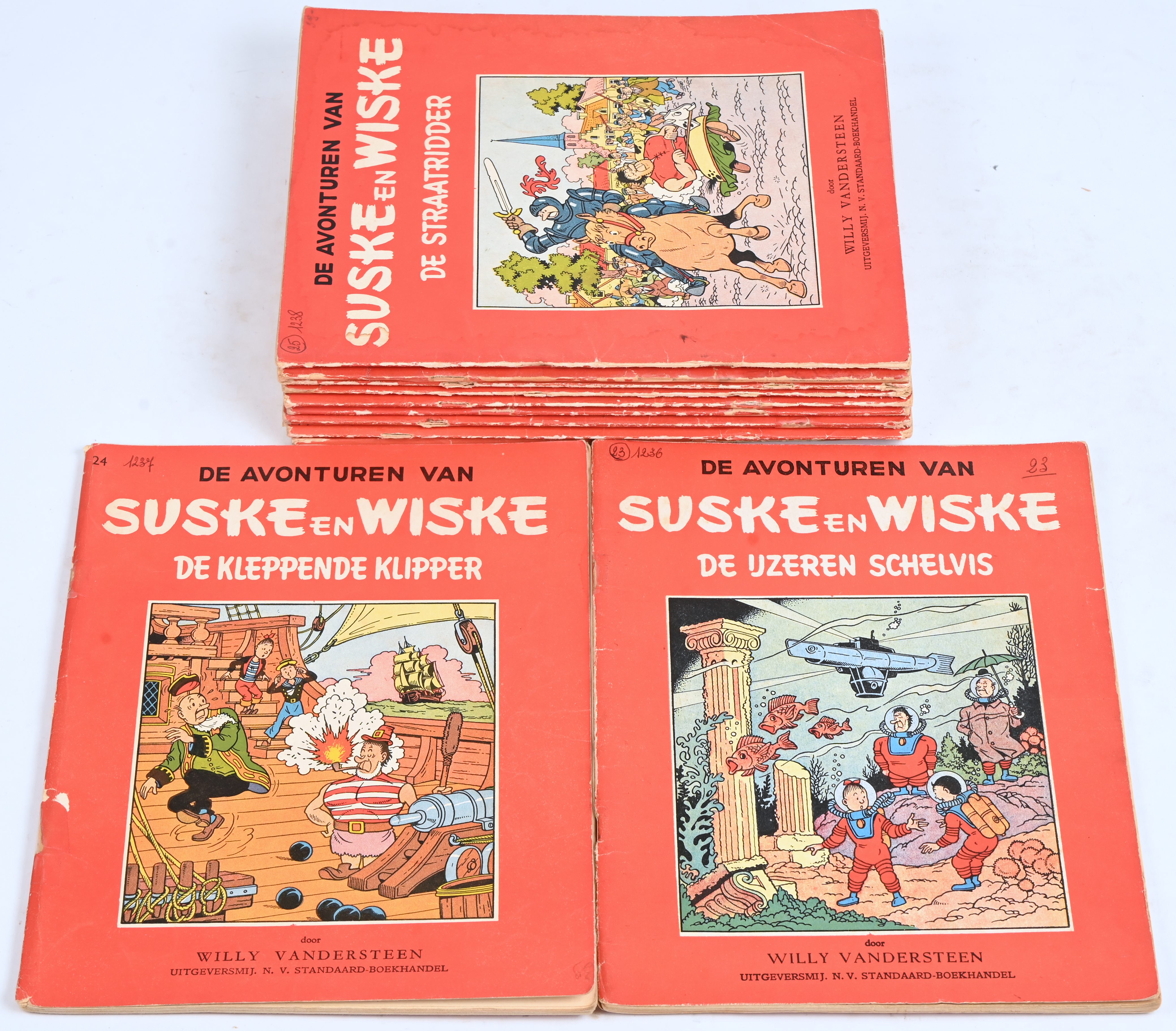 Suske en Wiske. Ed. Standaard. Rode Reeks, kleurloze uitgave. 11 albums. De Ijzeren Schelvis (1955). De Kleppende Klipper (1957). De Straatridder (1955). De Bokkerijders (1956), De Brullende Berg (1958, hoekje), De Spokenjagers (1957), De Snorrende Snor (1957), De Stemmenrover (1957), De Mottenvanger (1957), Het Sprekende Testament (1958), Het Sprekende Testament (1963, tweekleurenuitgave). SC. Catalogusnummer in balpen op voorplaat, tape, . Zeer gelezen tot goede staat Suske en Wiske. Ed. Standaard. Rode Reeks, kleurloze uitgave. 11 albums. De Ijzeren Schelvis (1955). De Kleppende Klipper (1957). De Straatridder (1955). De Bokkerijders (1956), De Brullende Berg (1958, hoekje), De Spokenjagers (1957), De Snorrende Snor (1957), De Stemmenrover (1957), De Mottenvanger (1957), Het Sprekende Testament (1958), Het Sprekende Testament (1963, tweekleurenuitgave). SC. Catalogusnummer in balpen op voorplaat, tape, . Zeer gelezen tot goede staat.