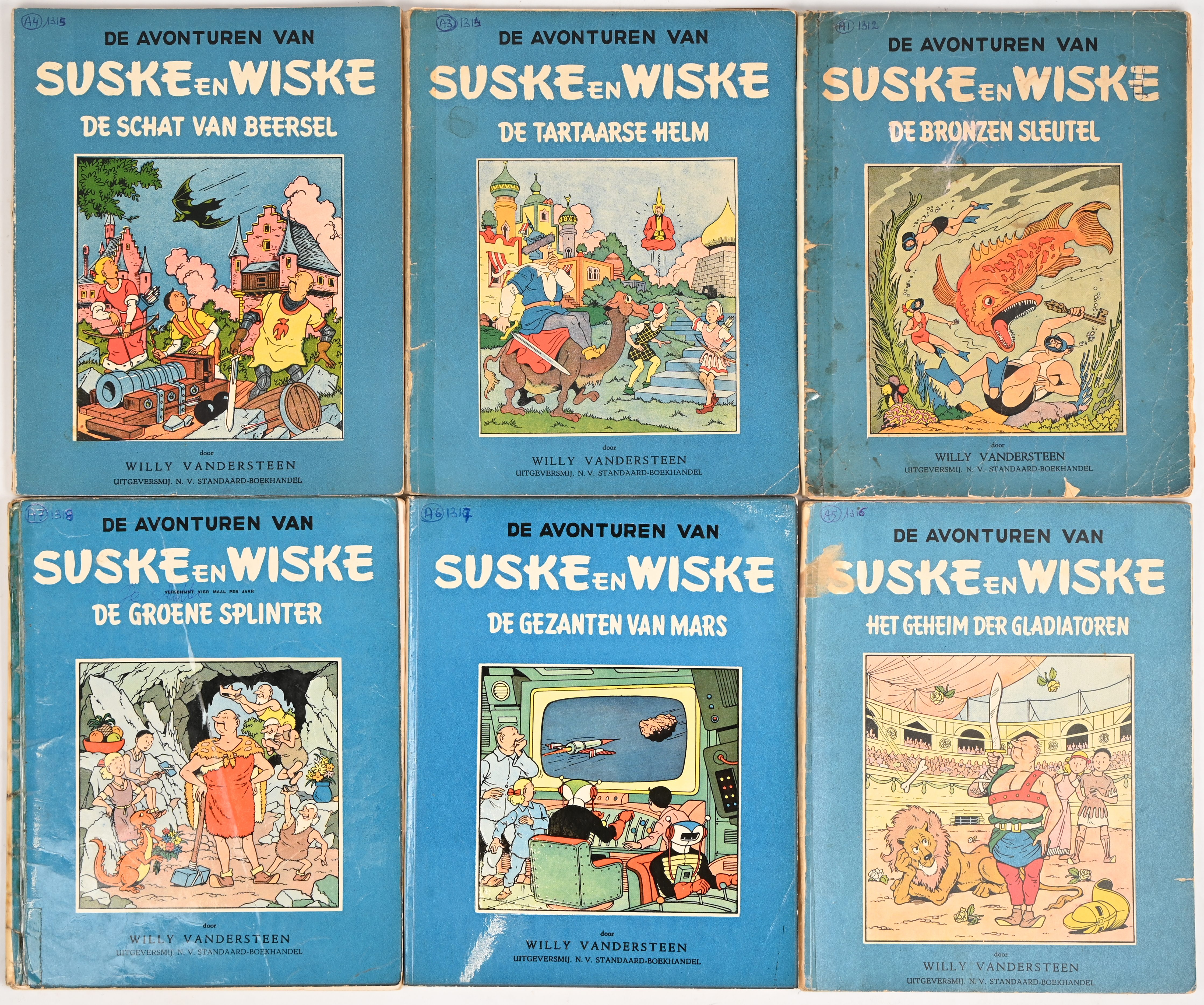 Suske en Wiske. Ed. Standaard, Blauwe Reeks. 6 albums. De Bronzen Sleutel (1952, slechte staat), De Tartaarse Helm (1955), De Schat van Beersel (1954), Het Geheim der Gladiatoren (1955), De Gezanten van Mars (1957), De Groene Splinter (1957). SC. Catalogusnummer in balpen op voorplaat, tape. Goede staat Suske en Wiske. Ed. Standaard, Blauwe Reeks. 6 albums. De Bronzen Sleutel (1952, slechte staat), De Tartaarse Helm (1955), De Schat van Beersel (1954), Het Geheim der Gladiatoren (1955), De Gezanten van Mars (1957), De Groene Splinter (1957). SC. Catalogusnummer in balpen op voorplaat, tape. Goede staat.