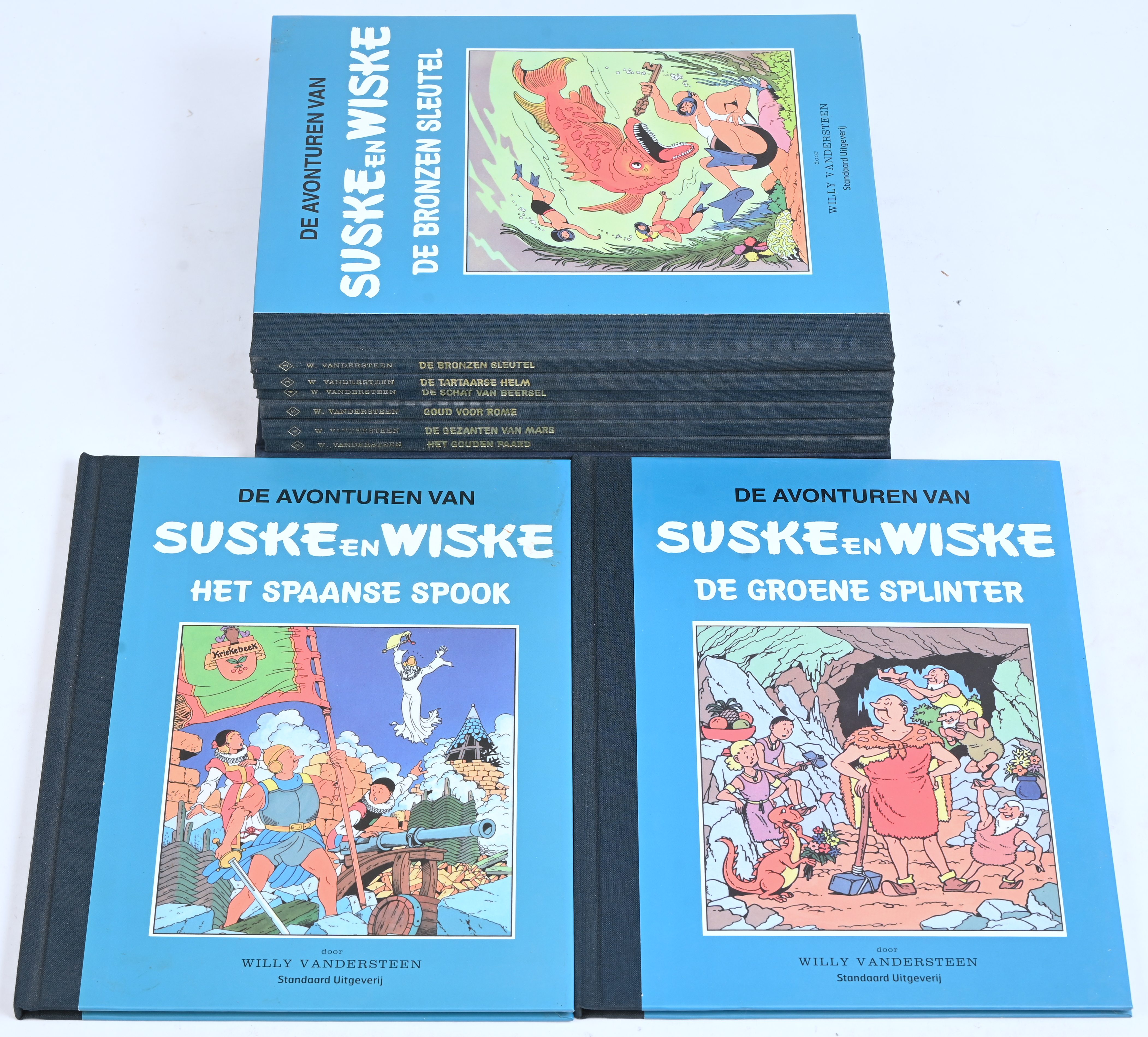Suske en Wiske Klassiek. Ed. Standaard/Het Laatste Nieuws Stripcollectie , Blauwe Reeks. 9 albums. Het Spaanse Spook, De Bronzen Sleutel, De Tartaarse Helm, De Schat van Beersel, Goud voor Rome, De Gezanten van Mars, De Groene Splinter, Het Gouden Paard. HC, nieuwstaat. De Kleine Postruiter (1990), HC, blauw fluweel. Genummerd 1027, met gestempeld postzegelvel. Voor 500 jaar Post. Zeer goede staat Suske en Wiske Klassiek. Ed. Standaard/Het Laatste Nieuws Stripcollectie , Blauwe Reeks. 9 albums. Het Spaanse Spook, De Bronzen Sleutel, De Tartaarse Helm, De Schat van Beersel, Goud voor Rome, De Gezanten van Mars, De Groene Splinter, Het Gouden Paard. HC, nieuwstaat. De Kleine Postruiter (1990), HC, blauw fluweel. Genummerd 1027, met gestempeld postzegelvel. Voor 500 jaar Post. Zeer goede staat.