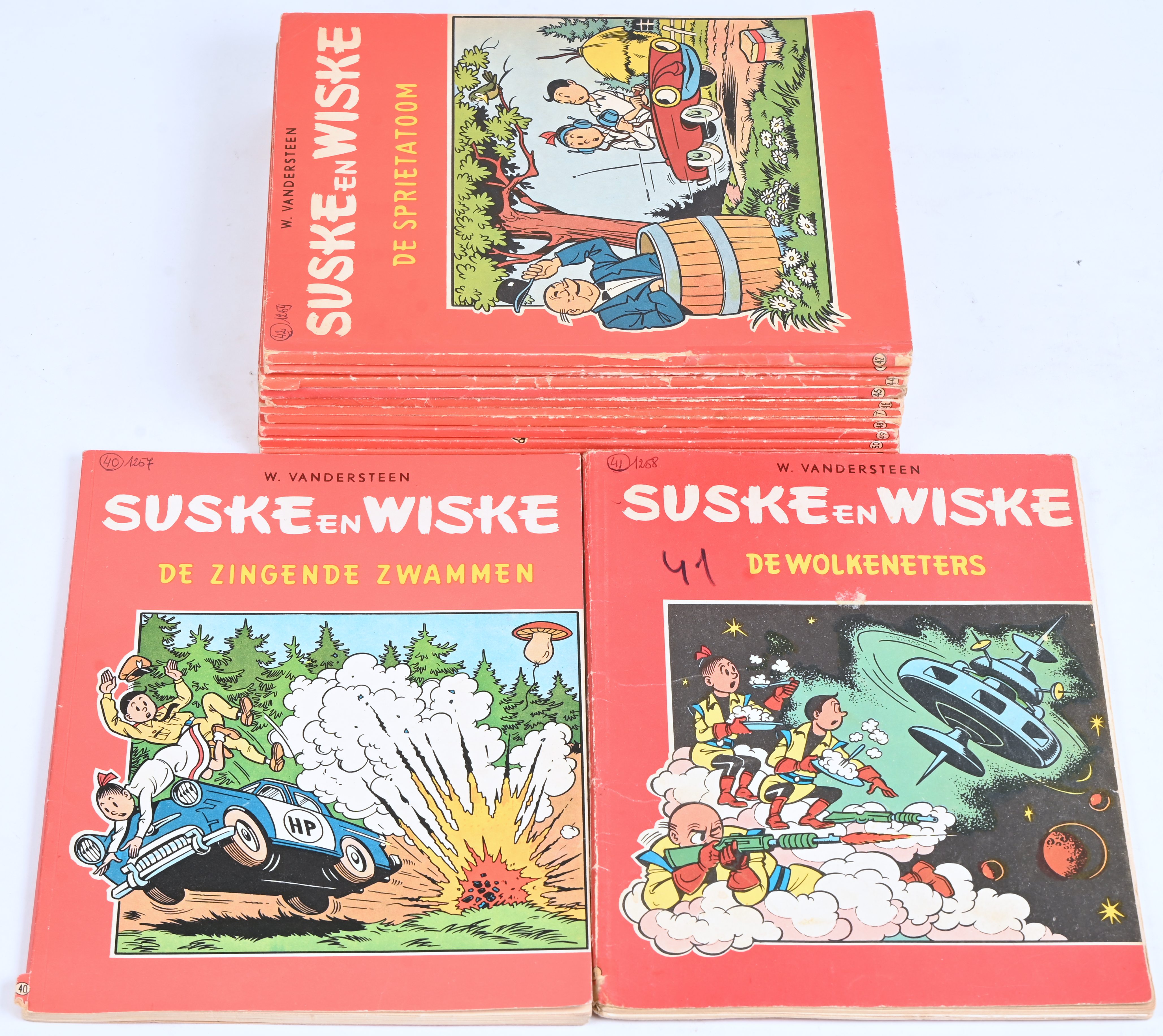 Suske en Wiske. Ed. Standaard. Rode Reeks, tweekleurige uitgave. 12 albums. De Zingende Zwammen (1962). De Wolkeneters (1965). De Sprietatoom (1960). De Klankentapper (1961), De Wilde Weldoener (1961), Het Hondenparadijs (1966), De Kaartendans (1962), De Kwakstralen (1963), Het Rijmende Paard (1963), De Sissende Sampam (1963), Sjeik El Ro-Jenbiet (1964), De Nerveuze Nerviers (1964). SC. Catalogusnummer in balpen op voorplaat. Overwegend goede staat Suske en Wiske. Ed. Standaard. Rode Reeks, tweekleurige uitgave. 12 albums. De Zingende Zwammen (1962). De Wolkeneters (1965). De Sprietatoom (1960). De Klankentapper (1961), De Wilde Weldoener (1961), Het Hondenparadijs (1966), De Kaartendans (1962), De Kwakstralen (1963), Het Rijmende Paard (1963), De Sissende Sampam (1963), Sjeik El Ro-Jenbiet (1964), De Nerveuze Nerviers (1964). SC. Catalogusnummer in balpen op voorplaat. Overwegend goede staat.