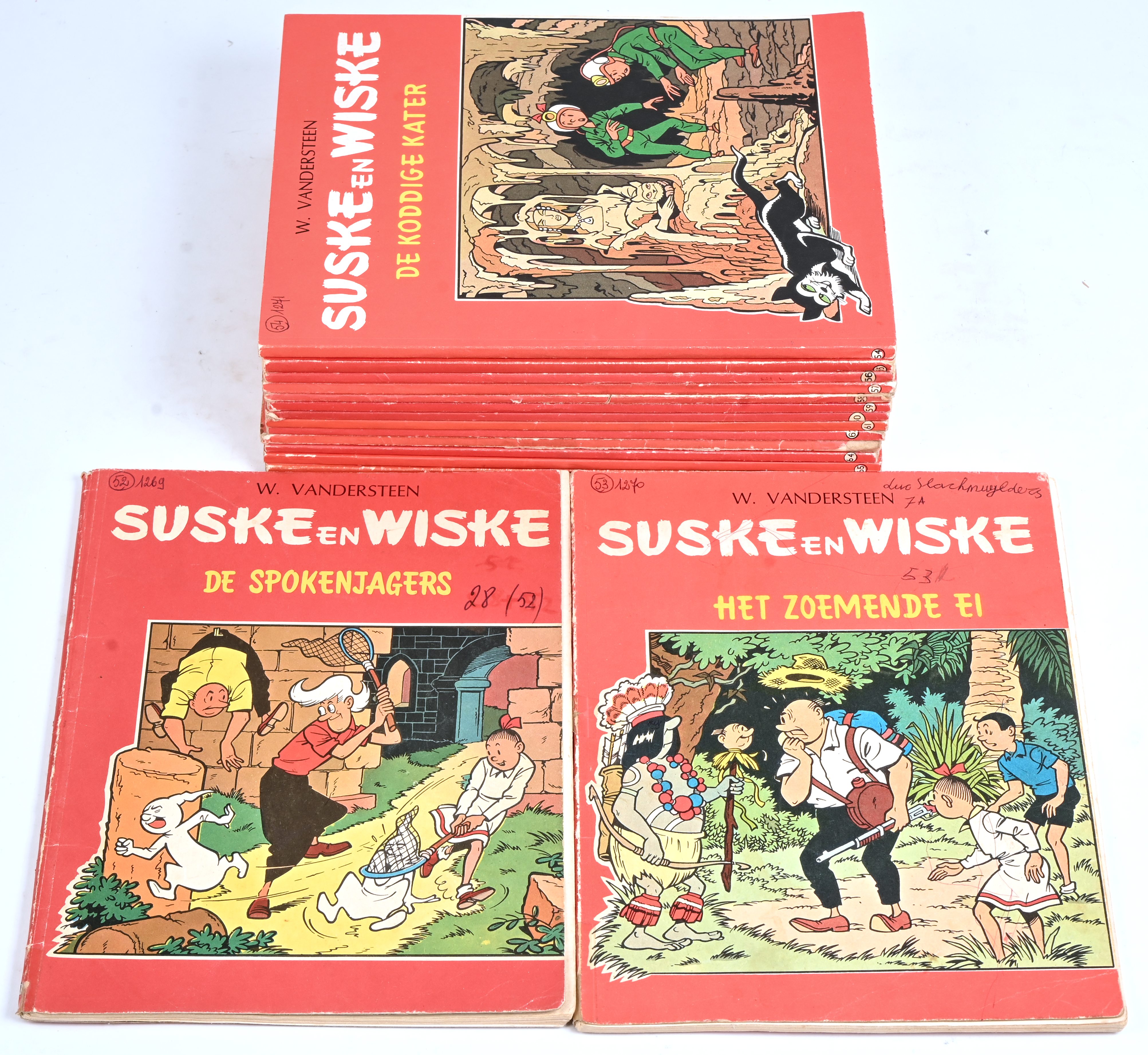 Suske en Wiske. Ed. Standaard. Rode Reeks, tweekleurige uitgave. 15 albums. De Spokenjagers (1965). Het Zoemende Ei (1964). De Koddige Kater (1964). De Speelgoedzaaier (1964), De Circusbaron (1964), De Schone Slaper (1965), De Brullende Berg (1965), De Dolle Musketiers (1965), De Ijzeren Schelvis (1964), De Apekermis (1965), De Stemmenrover (1965), Jeromba de Griek (1965), De Snorrende Snor (1965), De Vliegende Aap (1966), De Dulle Griet (1966) SC. Catalogusnummer in balpen op voorplaat. Overwegend goede staat Suske en Wiske. Ed. Standaard. Rode Reeks, tweekleurige uitgave. 15 albums. De Spokenjagers (1965). Het Zoemende Ei (1964). De Koddige Kater (1964). De Speelgoedzaaier (1964), De Circusbaron (1964), De Schone Slaper (1965), De Brullende Berg (1965), De Dolle Musketiers (1965), De Ijzeren Schelvis (1964), De Apekermis (1965), De Stemmenrover (1965), Jeromba de Griek (1965), De Snorrende Snor (1965), De Vliegende Aap (1966), De Dulle Griet (1966) SC. Catalogusnummer in balpen op voorplaat. Overwegend goede staat.
