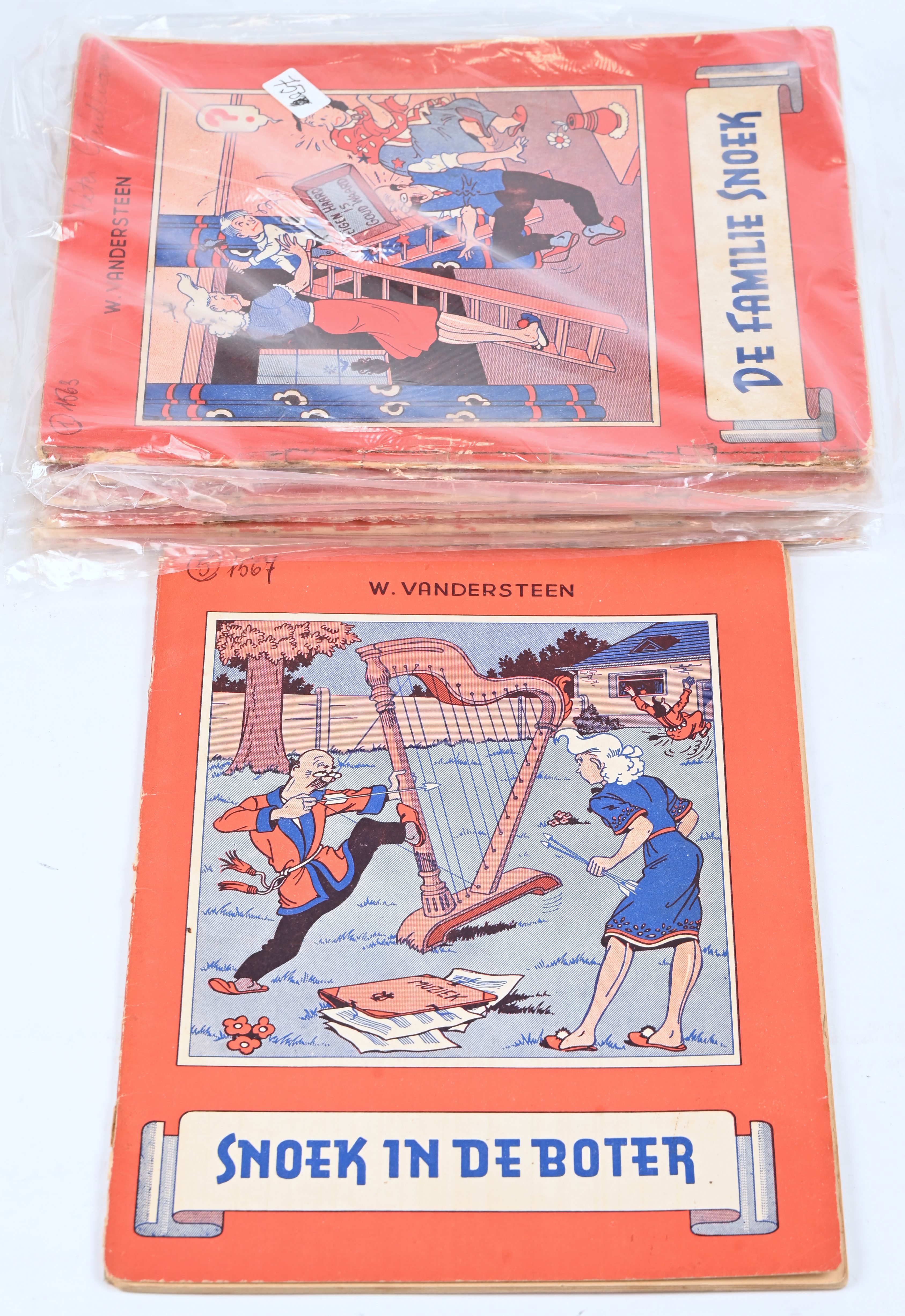 De Familie Snoek. Ed. Standaard. 8 albums. 1. Ibidem (1954, slechte staat), 2. Groeit aan (1954), 3. En zijn kleinkinderen (1951), Laat Snoek maar los (1950), In de Boter ‘1952)Ten Aanval (1953), Geeft Katoen (1951), In den Hoek (1954). Catalogusnummers in balpen op voorplaat. Redelijke tot goede staat De Familie Snoek. Ed. Standaard. 8 albums. 1. Ibidem (1954, slechte staat), 2. Groeit aan (1954), 3. En zijn kleinkinderen (1951), Laat Snoek maar los (1950), In de Boter ‘1952)Ten Aanval (1953), Geeft Katoen (1951), In den Hoek (1954). Catalogusnummers in balpen op voorplaat. Redelijke tot goede staat.