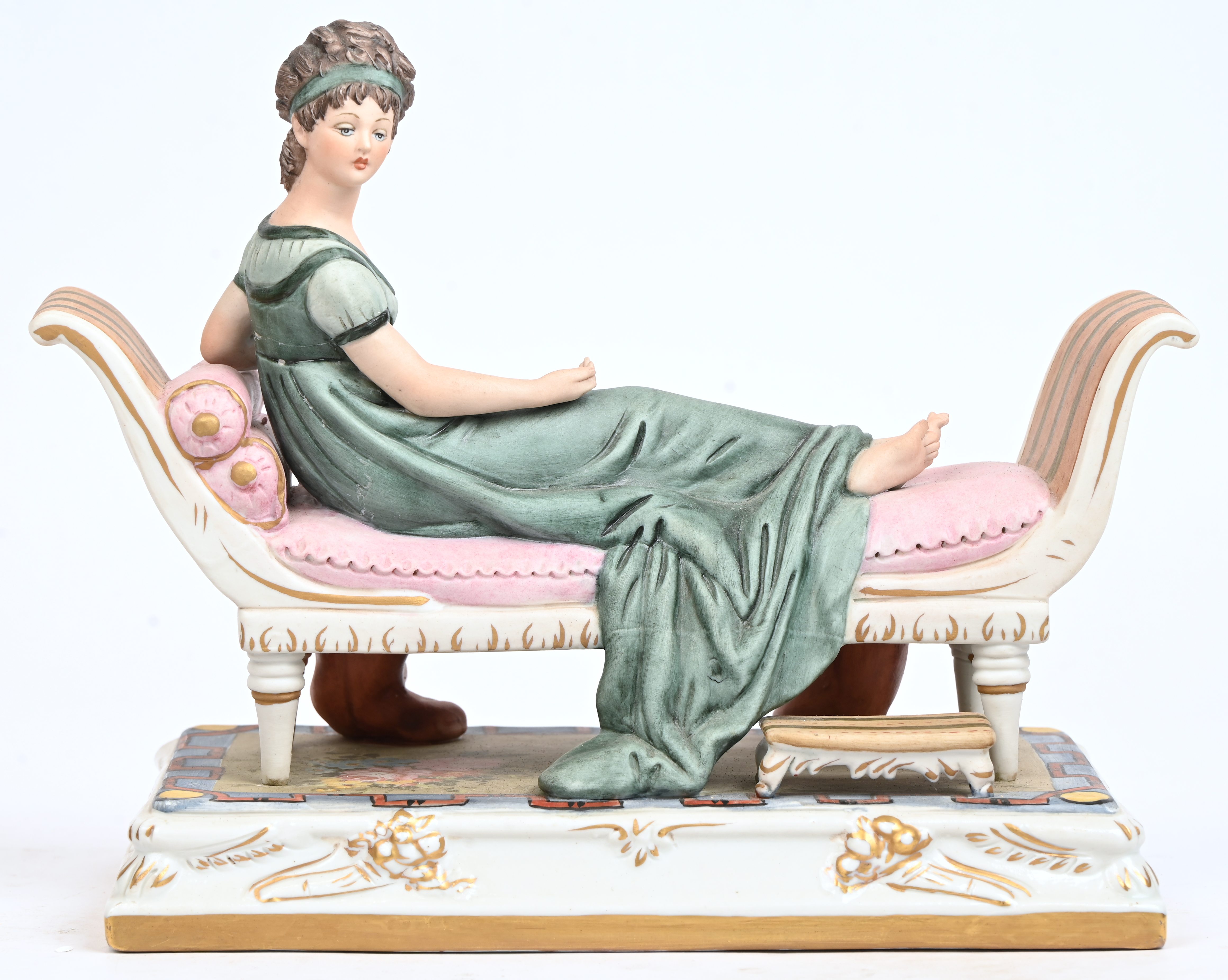 ‘Madame de Recamier’, een beeld van meerkleurig Capodimonte porselein. Het beeld is gelijmd aan haar middel ‘Madame de Recamier’, een beeld van meerkleurig Capodimonte porselein. Het beeld is gelijmd aan haar middel.