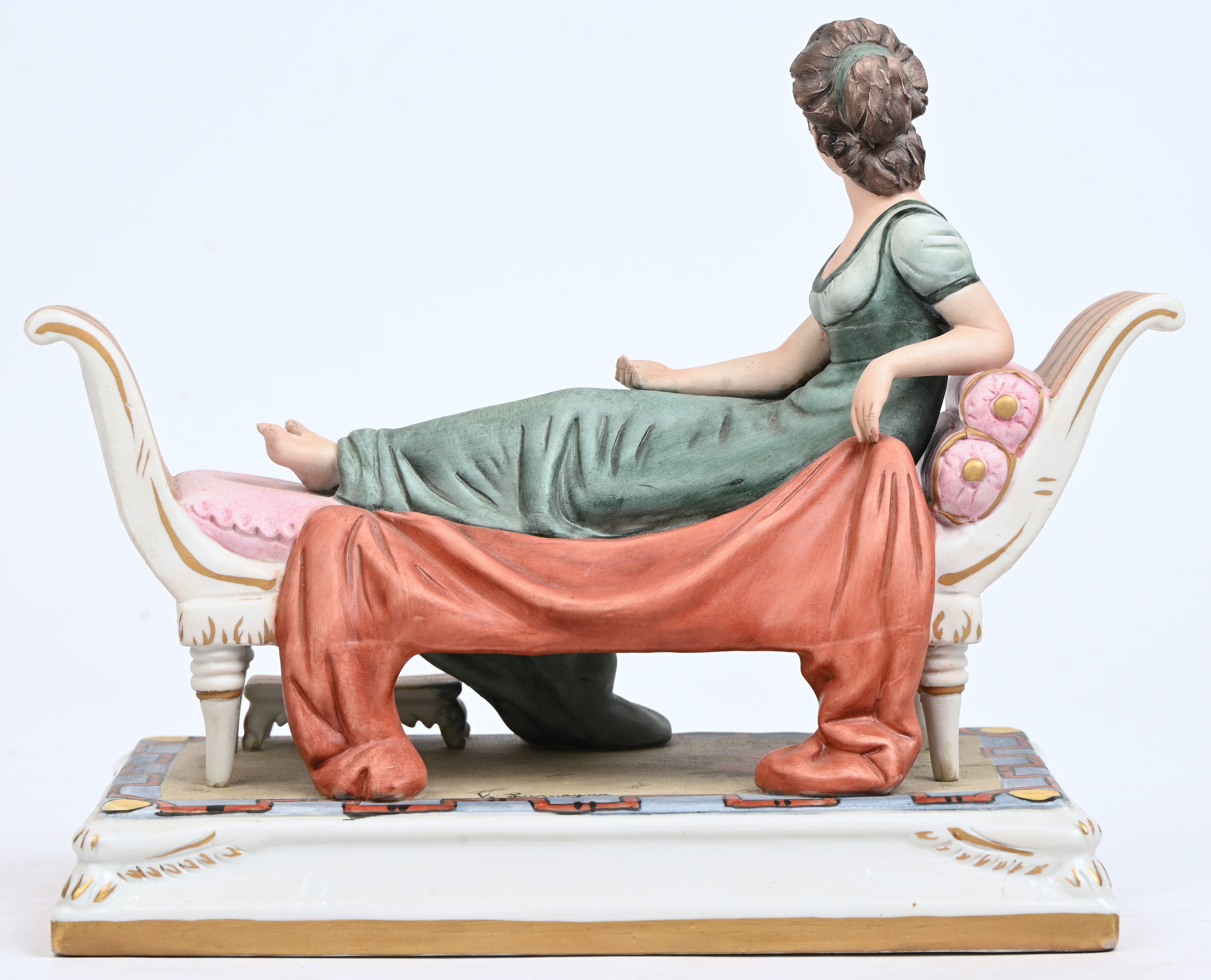 ‘Madame de Recamier’, een beeld van meerkleurig Capodimonte porselein. Het beeld is gelijmd aan haar middel ‘Madame de Recamier’, een beeld van meerkleurig Capodimonte porselein. Het beeld is gelijmd aan haar middel.
