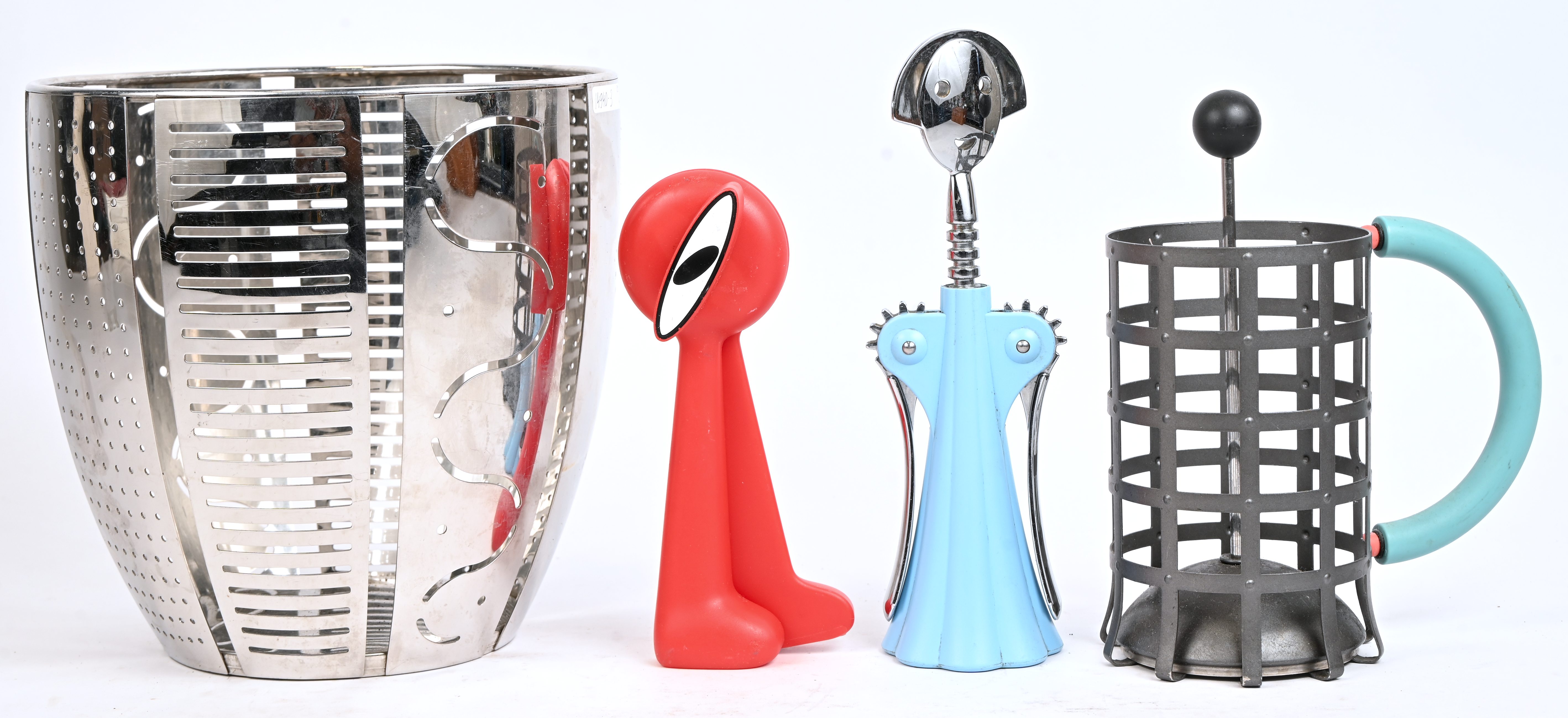 Een fruitmand en een blikopener. Twee objecten ontworpen voor Alessi. Toegevoegd een niet complete ‘French Press’ en een kurkentrekker Een fruitmand en een blikopener. Twee objecten ontworpen voor Alessi. Toegevoegd een niet complete ‘French Press’ en een kurkentrekker.