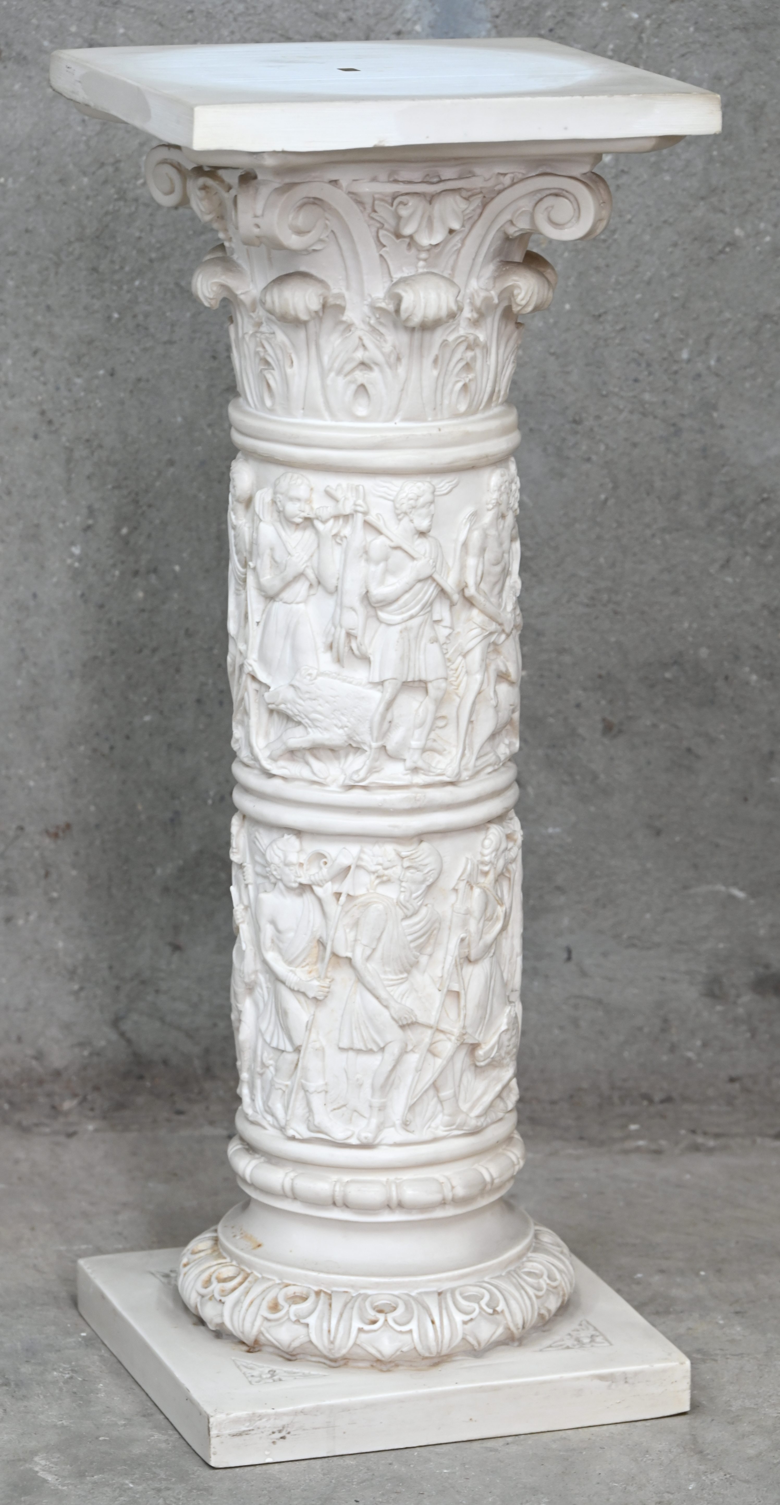 Een zuil met Korinthisch kapiteel met een reliëfdecor naar de Romeinse oudheid. Van composietmarmer, made in Italy Een zuil met Korinthisch kapiteel met een reliëfdecor naar de Romeinse oudheid. Van composietmarmer, made in Italy.