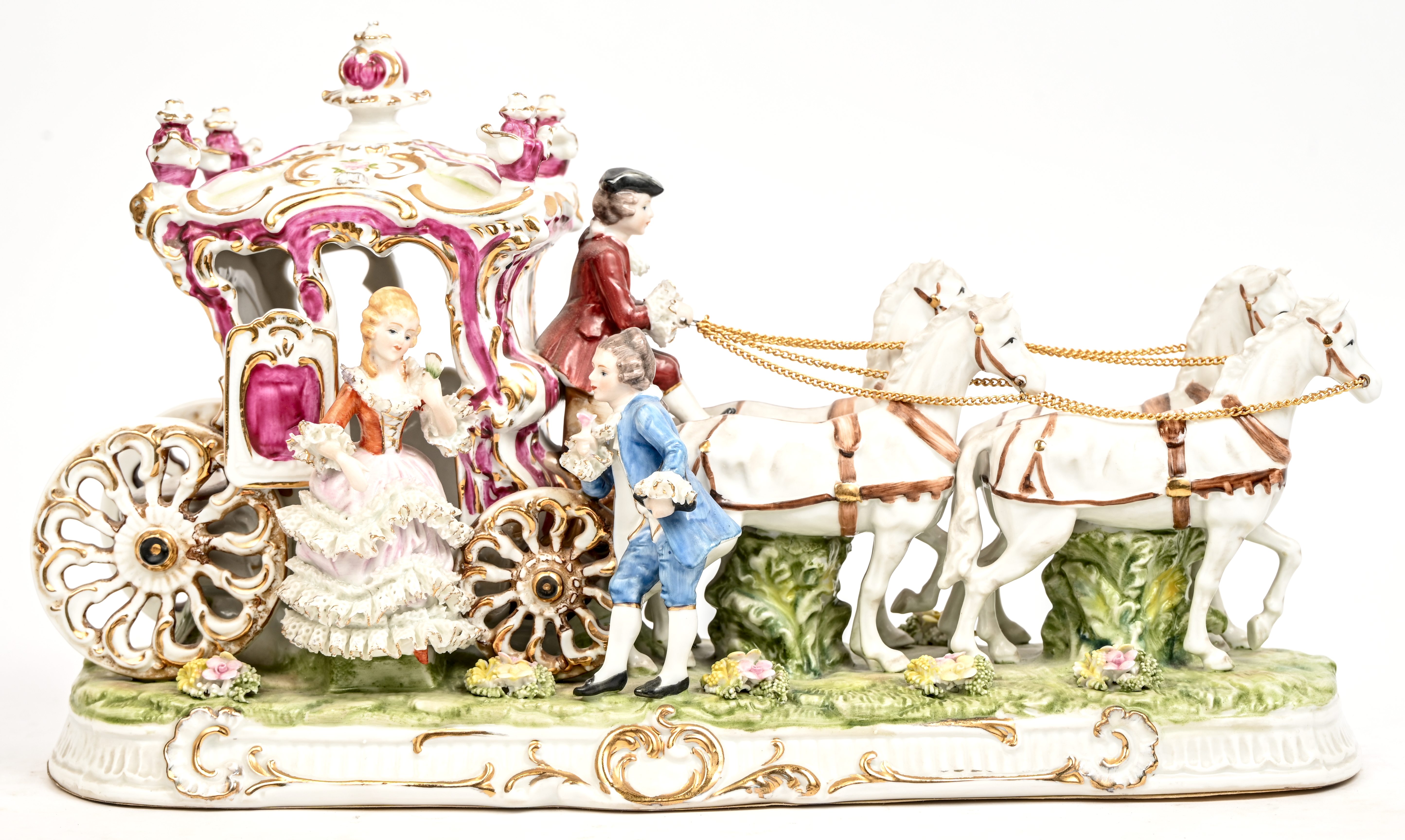 ‘Een adelijk koppel met koets’, een groepje van meerkleurig porselein. Gemerkt: ‘Capodimonte’ ‘Een adelijk koppel met koets’, een groepje van meerkleurig porselein. Gemerkt: ‘Capodimonte’.
