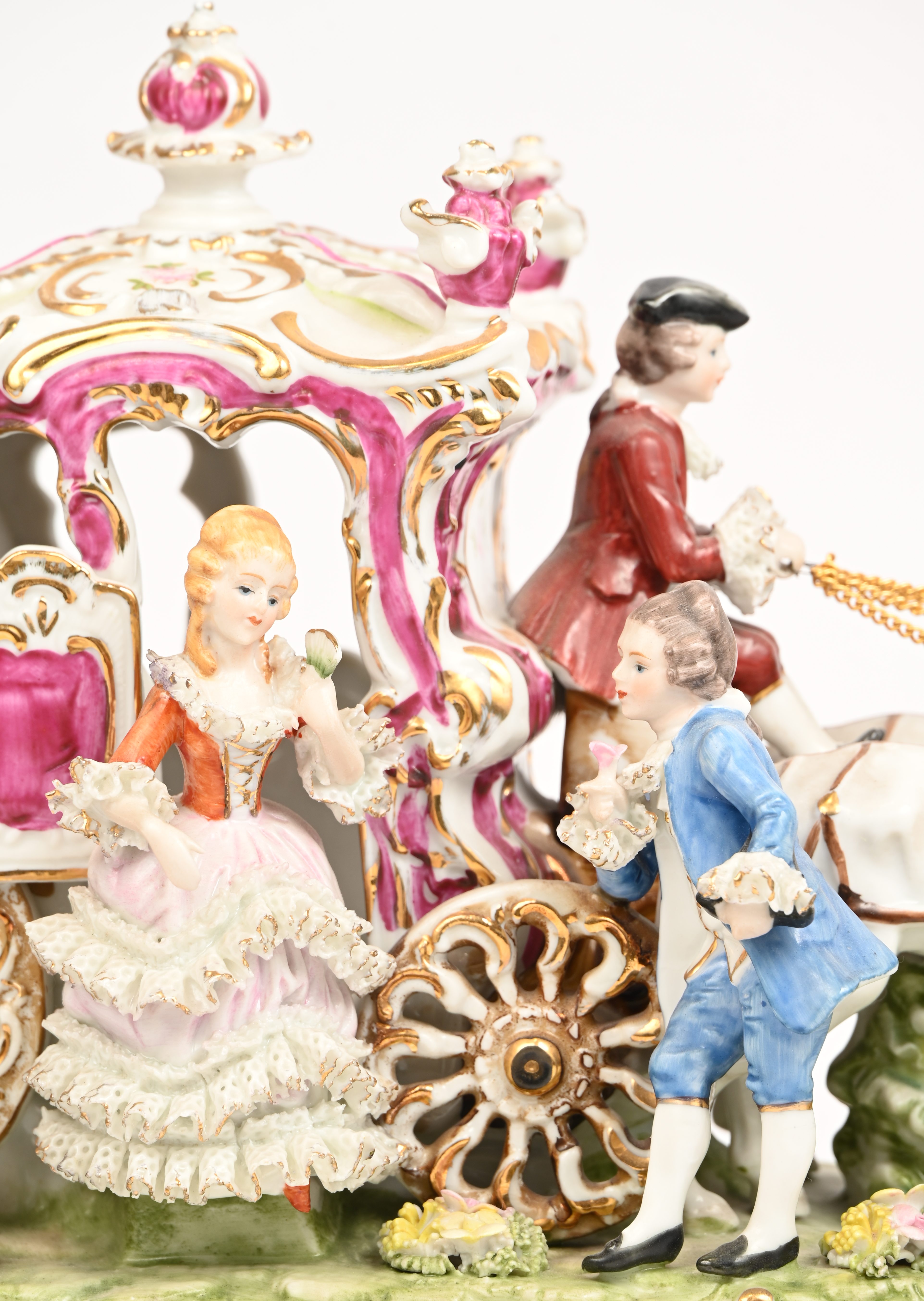 ‘Een adelijk koppel met koets’, een groepje van meerkleurig porselein. Gemerkt: ‘Capodimonte’ ‘Een adelijk koppel met koets’, een groepje van meerkleurig porselein. Gemerkt: ‘Capodimonte’.