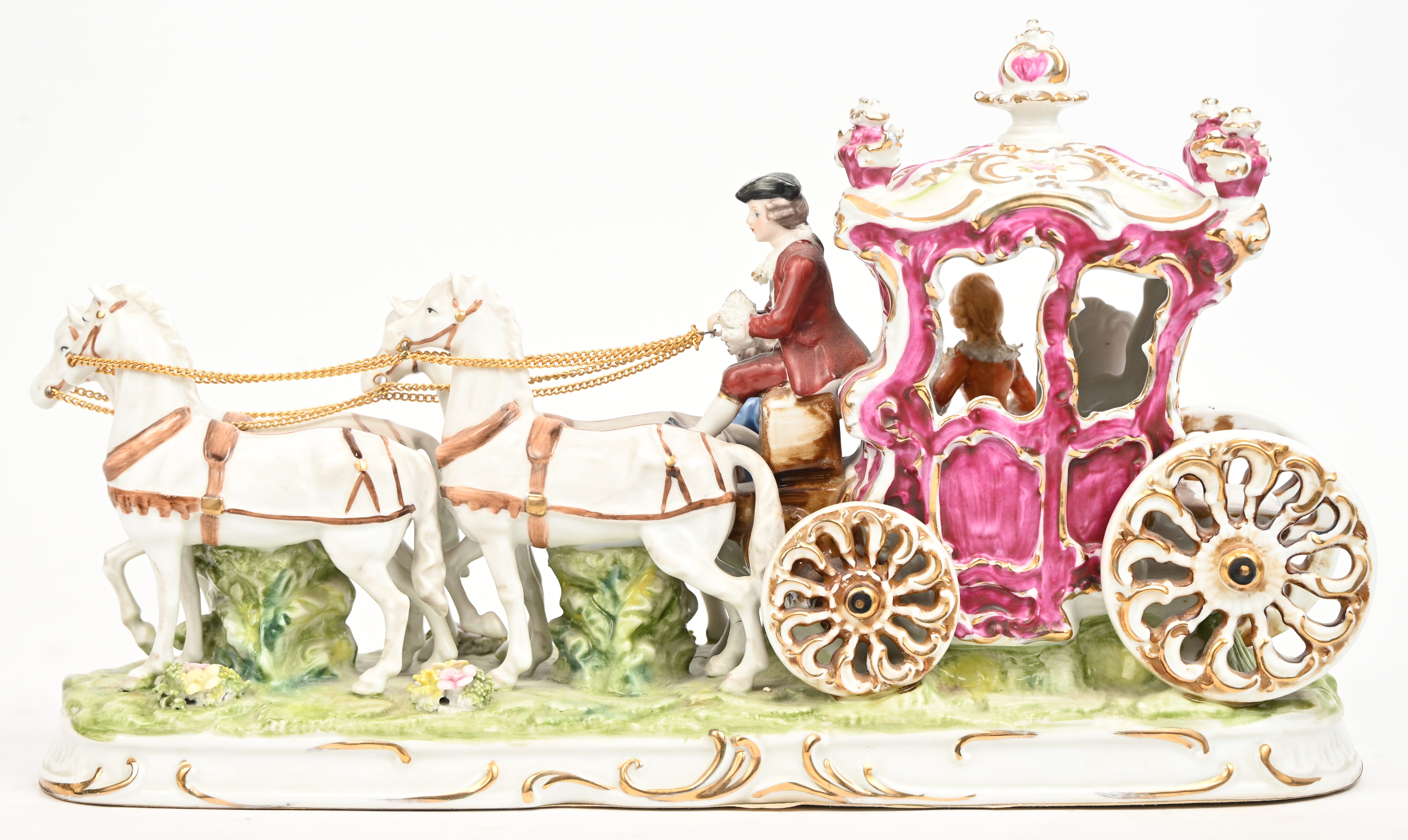 ‘Een adelijk koppel met koets’, een groepje van meerkleurig porselein. Gemerkt: ‘Capodimonte’ ‘Een adelijk koppel met koets’, een groepje van meerkleurig porselein. Gemerkt: ‘Capodimonte’.