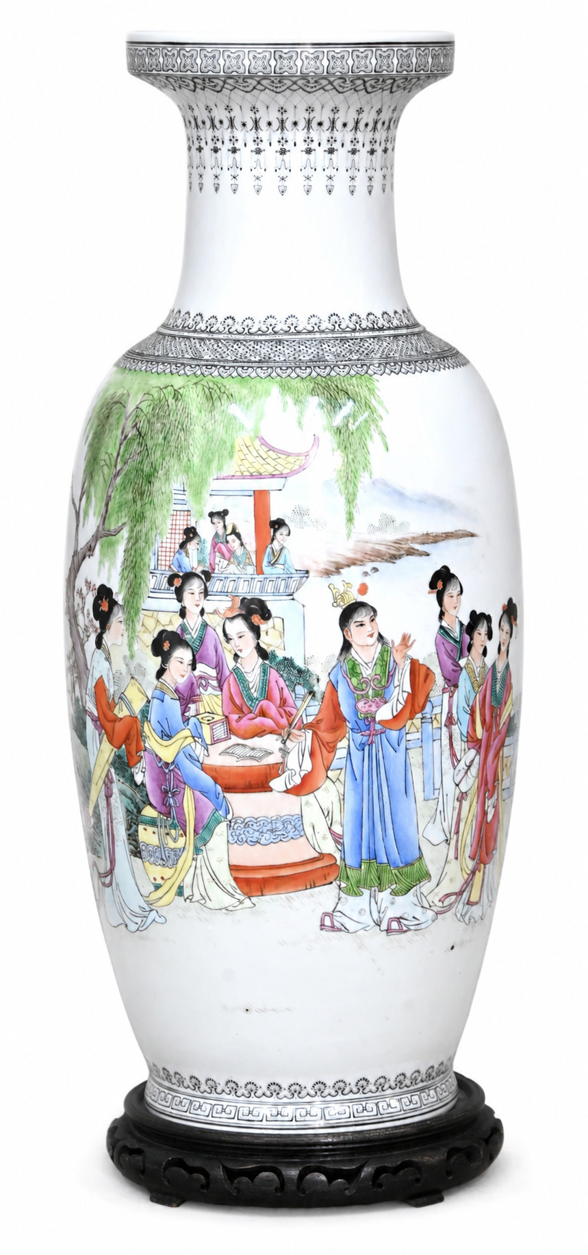 Een grote kraagvaas van meerkleurig Chinees porselein. Gedecoreerd met meerdere personages Een grote kraagvaas van meerkleurig Chinees porselein. Gedecoreerd met meerdere personages.
