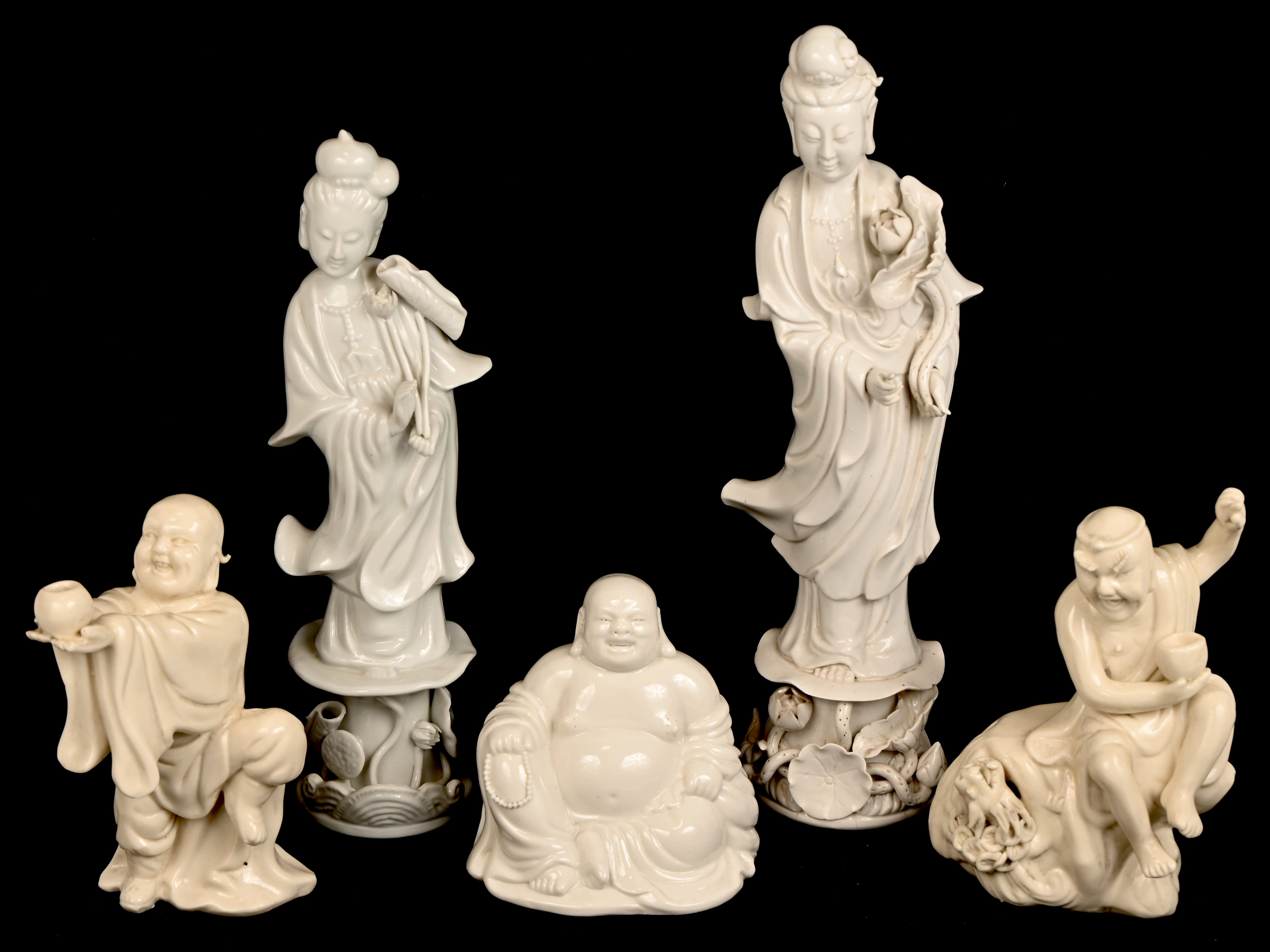 Vijf blanc de Chine beeldjes bestaande uit twee Guanyin, een lachende Boeddha, een dansende Boeddha en een man met een draak Vijf blanc de Chine beeldjes bestaande uit twee Guanyin, een lachende Boeddha, een dansende Boeddha en een man met een draak.