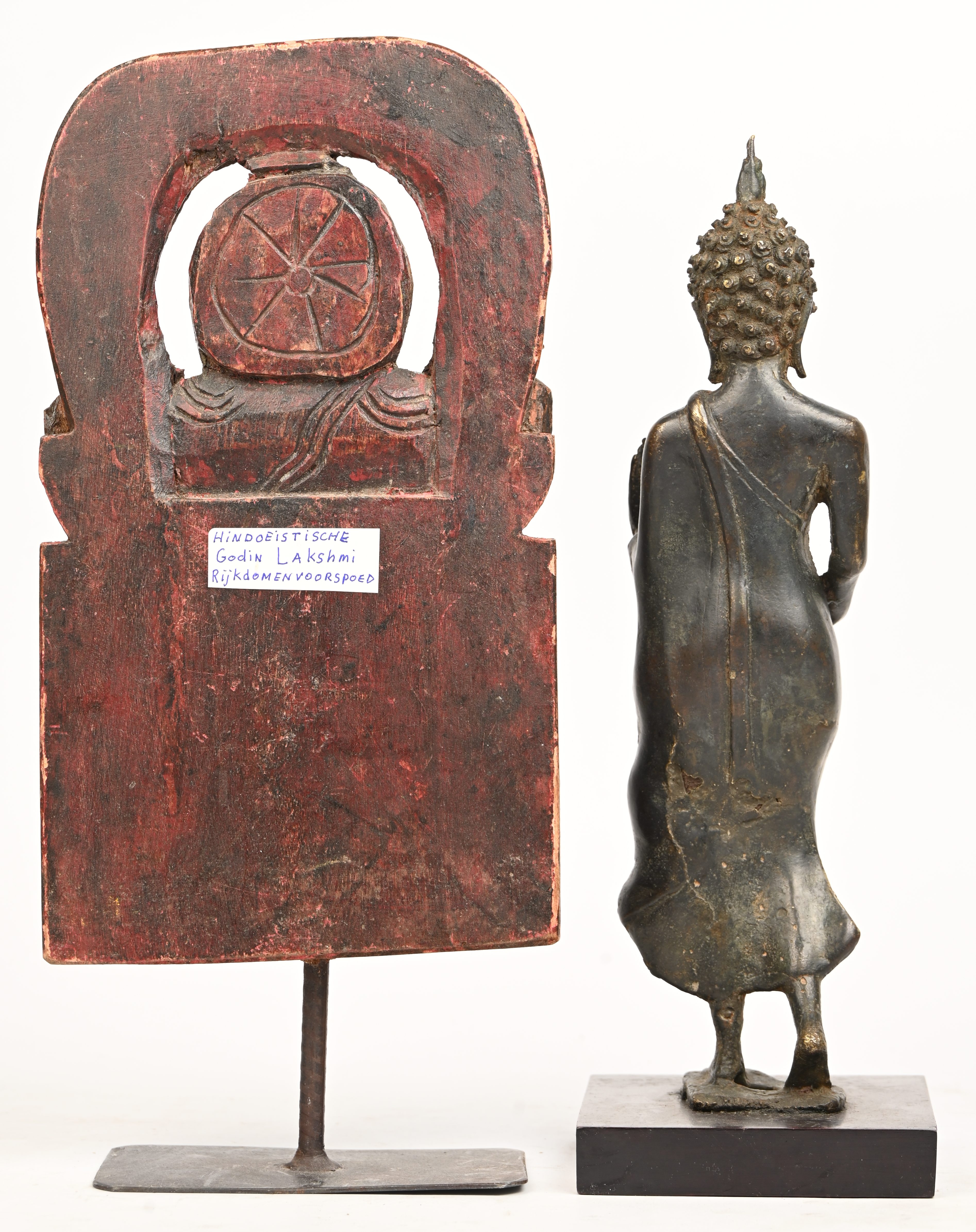 Twee Aziatische beeldjes. Een Thaise medicijn Boeddha van gepatineerd brons. Godin Lakshmi, van gesculpteerd hout met resten van polychrome beschildering Twee Aziatische beeldjes. Een Thaise medicijn Boeddha van gepatineerd brons. Godin Lakshmi, van gesculpteerd hout met resten van polychrome beschildering.