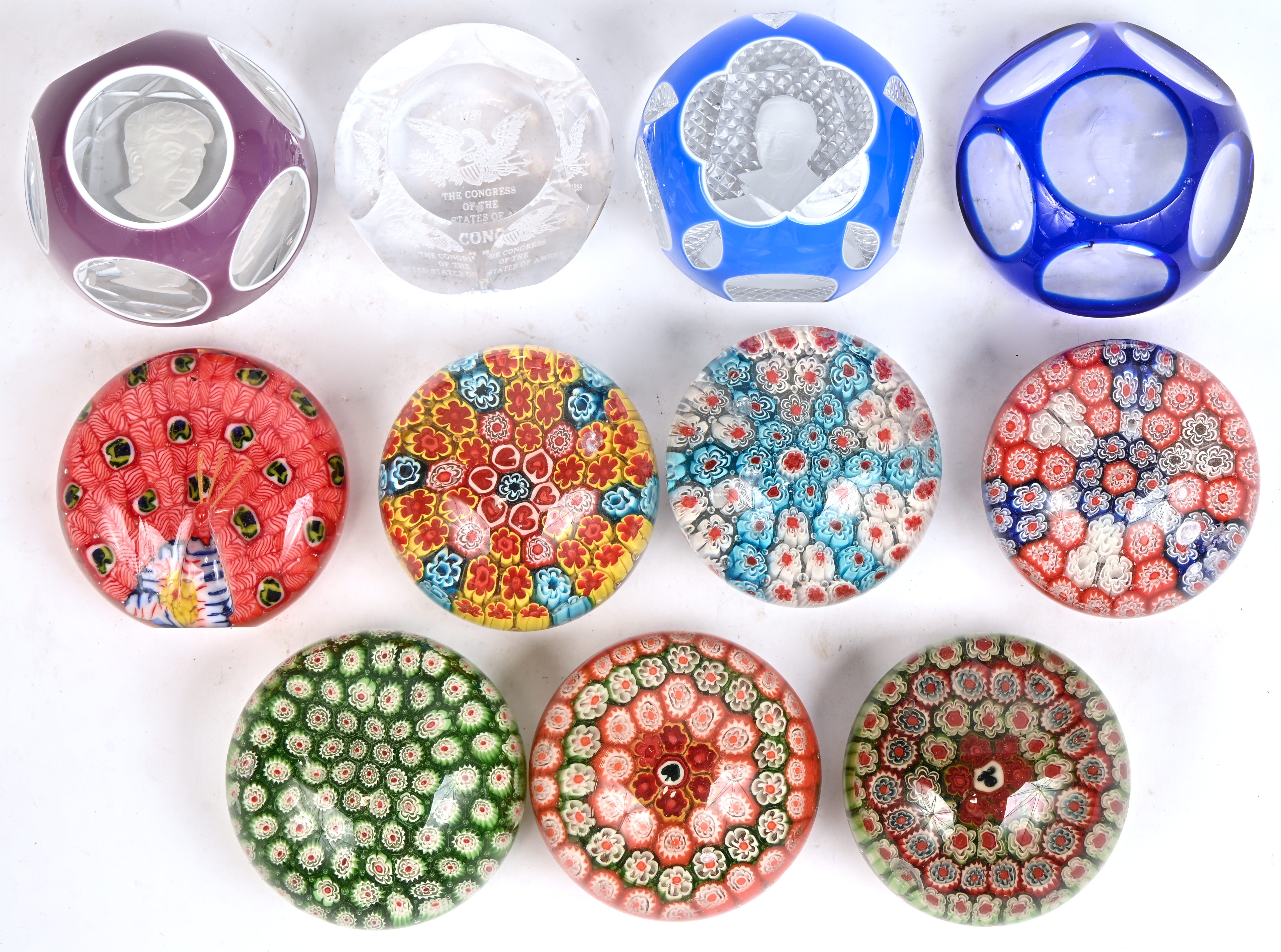 Een partij van elf presse papier, grotendeels Murano millefiori. Enkele met schilferschade. Eén gemerkt Baccarat Een partij van elf presse papier, grotendeels Murano millefiori. Enkele met schilferschade. Eén gemerkt Baccarat.