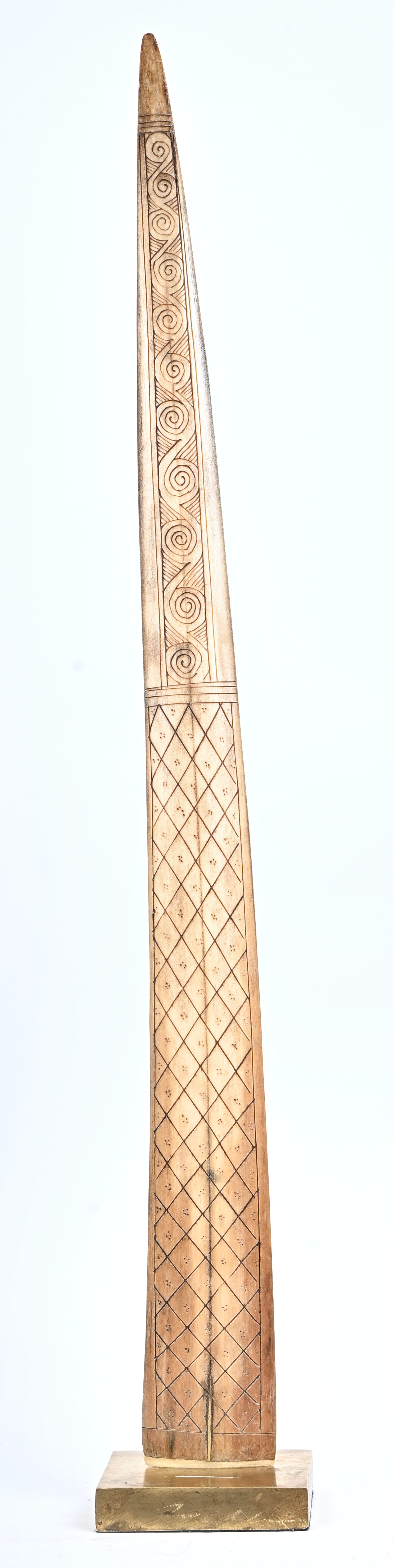 Een zwaardvis rostra, versierd met geometrische patronen en gemonteerd op een messing voet. Afkomstig van de Nias-Batak stam, Indonesië Een zwaardvis rostra, versierd met geometrische patronen en gemonteerd op een messing voet. Afkomstig van de Nias-Batak stam, Indonesië.