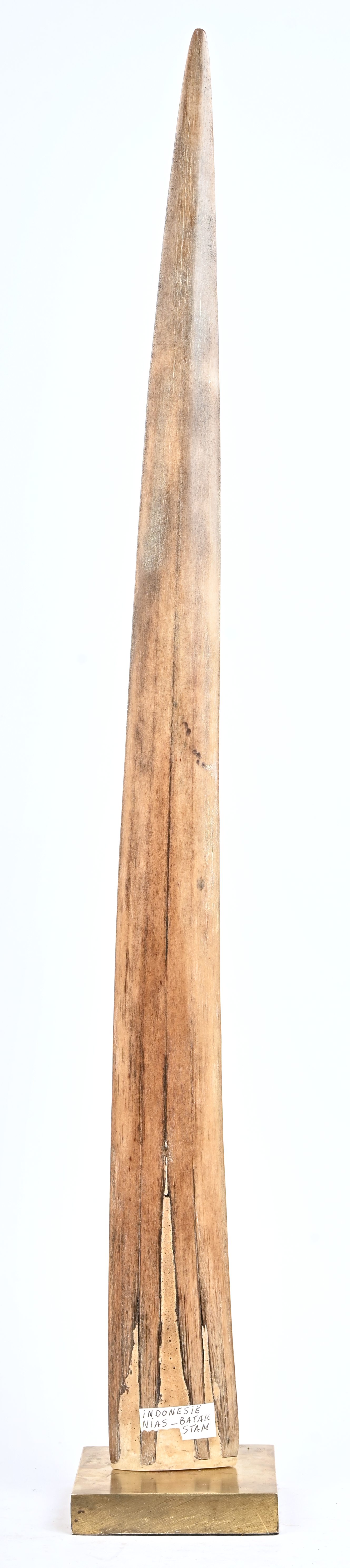 Een zwaardvis rostra, versierd met geometrische patronen en gemonteerd op een messing voet. Afkomstig van de Nias-Batak stam, Indonesië Een zwaardvis rostra, versierd met geometrische patronen en gemonteerd op een messing voet. Afkomstig van de Nias-Batak stam, Indonesië.