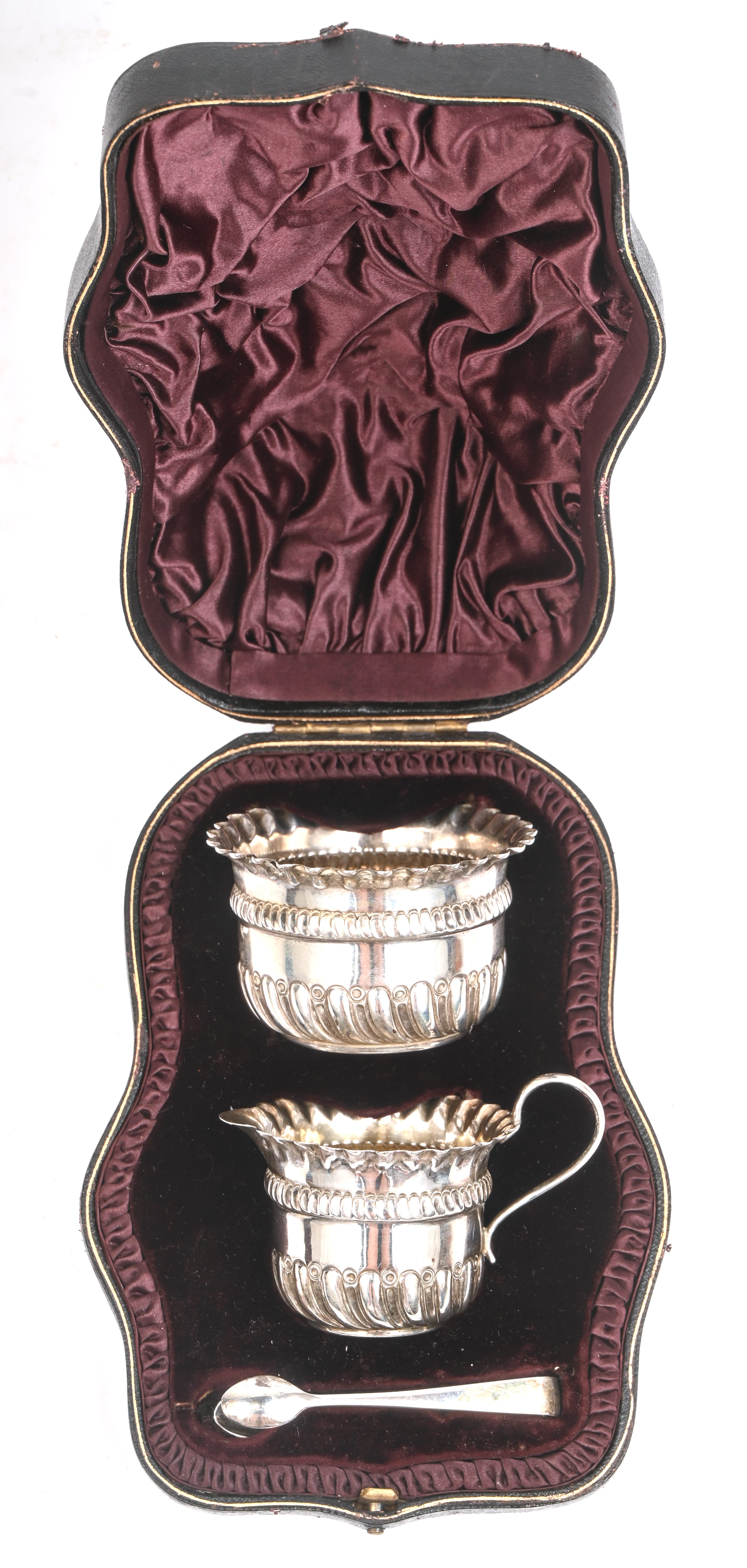 Een zilveren melkkannetje, suikerpot en suikertang. Met Engelse keuren, in lederen etui. Het zilver heeft een gezamelijk brutogewicht van 110 gram Een zilveren melkkannetje, suikerpot en suikertang. Met Engelse keuren, in lederen etui. Het zilver heeft een gezamelijk brutogewicht van 110 gram.
