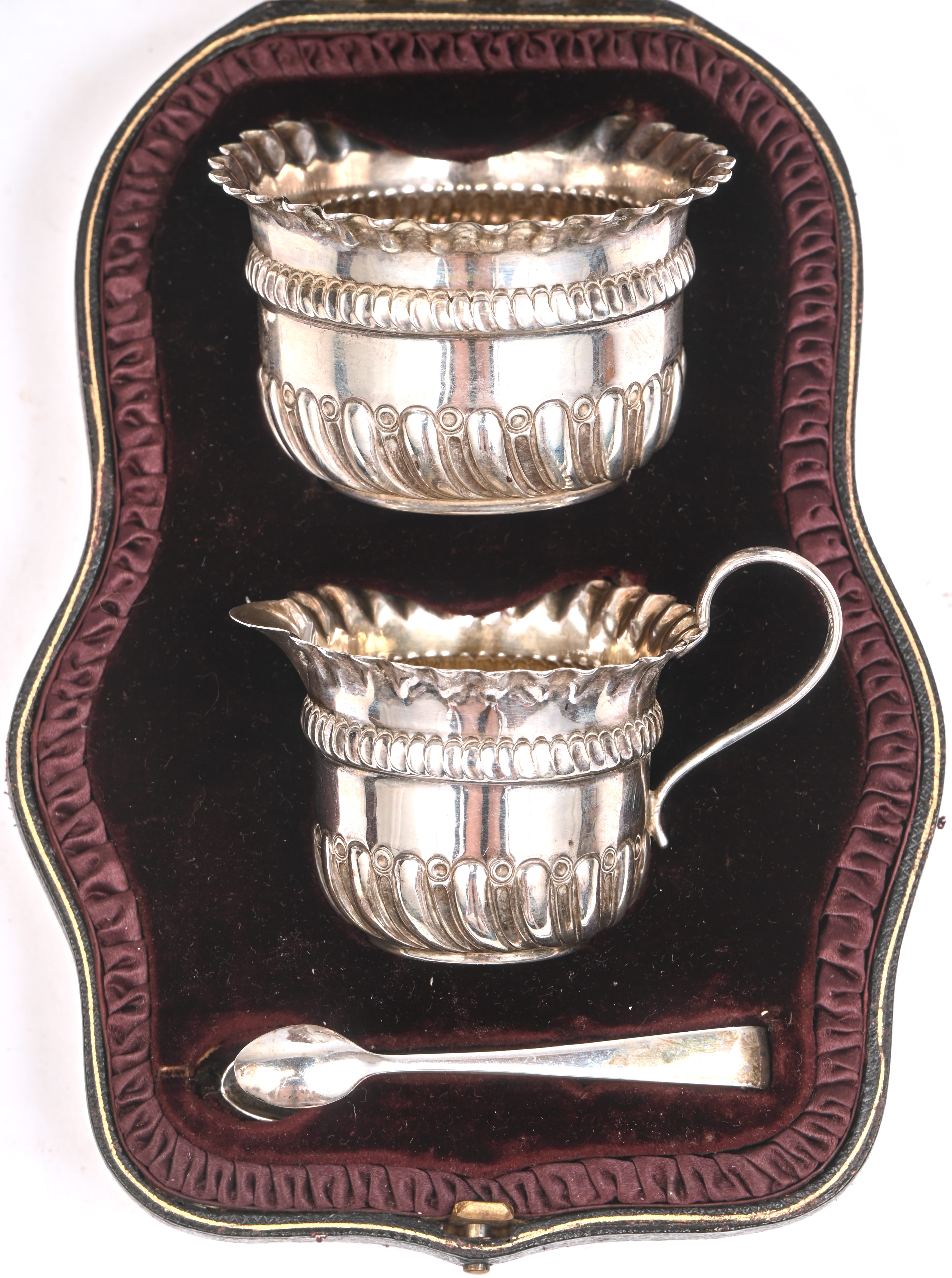 Een zilveren melkkannetje, suikerpot en suikertang. Met Engelse keuren, in lederen etui. Het zilver heeft een gezamelijk brutogewicht van 110 gram Een zilveren melkkannetje, suikerpot en suikertang. Met Engelse keuren, in lederen etui. Het zilver heeft een gezamelijk brutogewicht van 110 gram.
