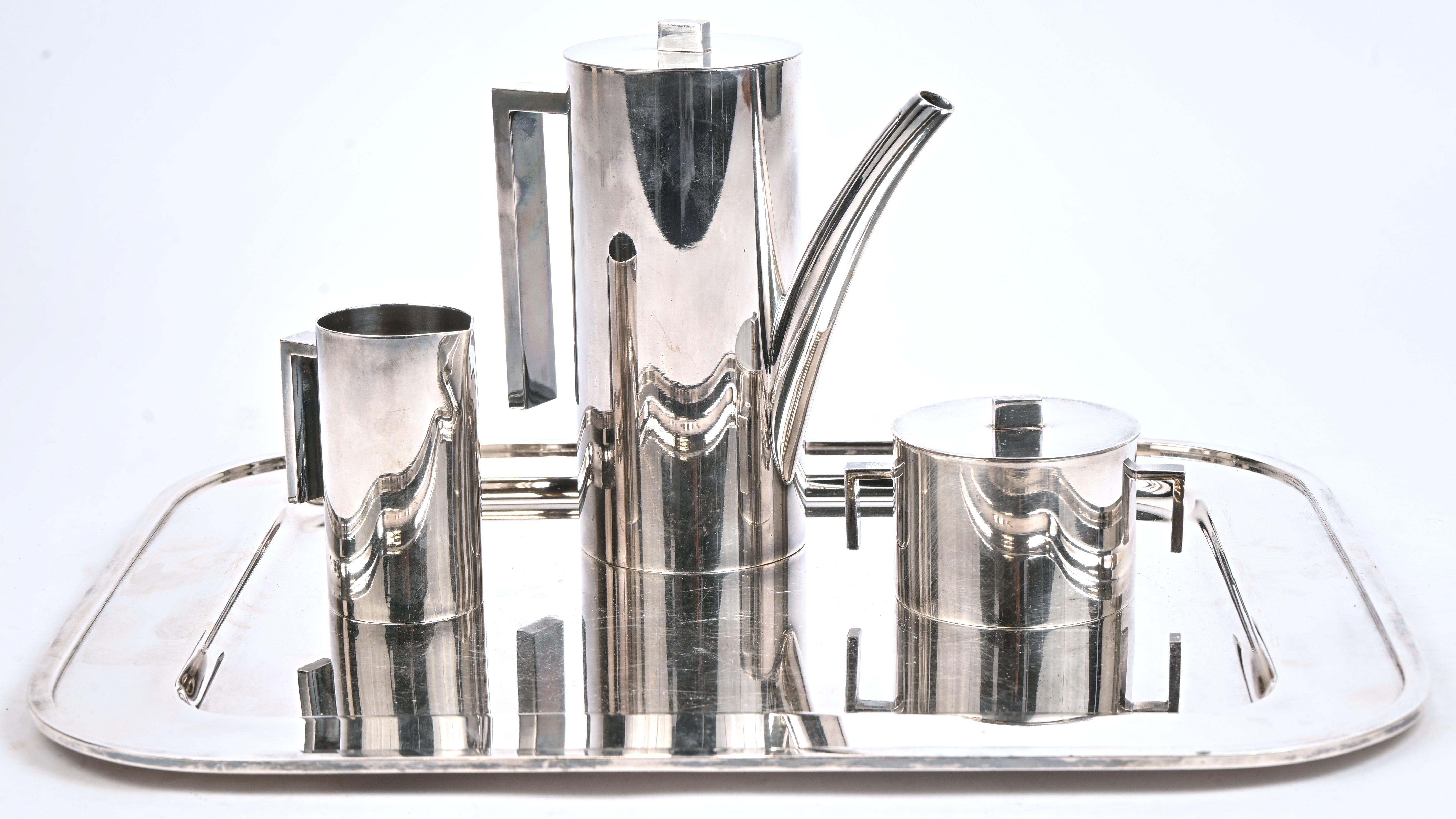 Een verzilverde koffieset op dienblad. Strak design Een verzilverde koffieset op dienblad. Strak design.