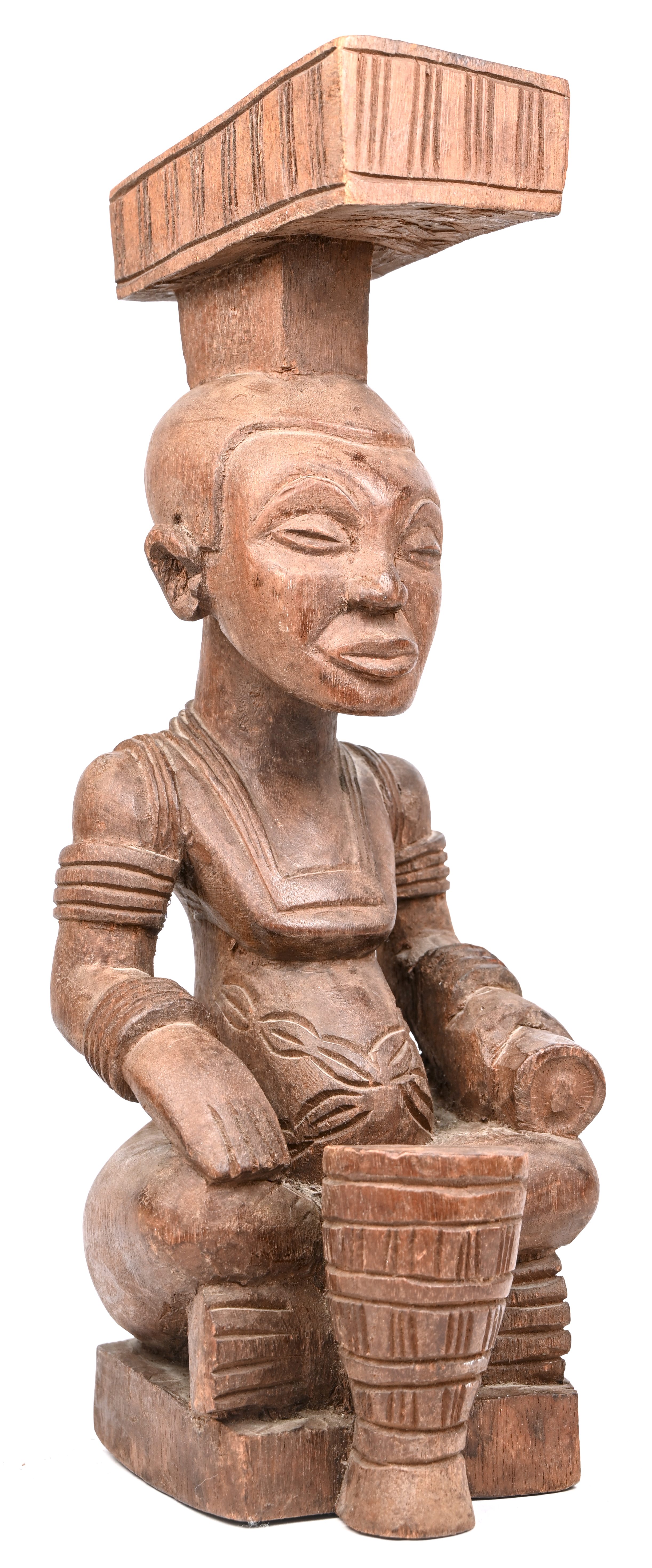 Een gesculpteerd houten beeld van een muzikant, Kuba, D.R. Congo Een gesculpteerd houten beeld van een muzikant, Kuba, D.R. Congo.