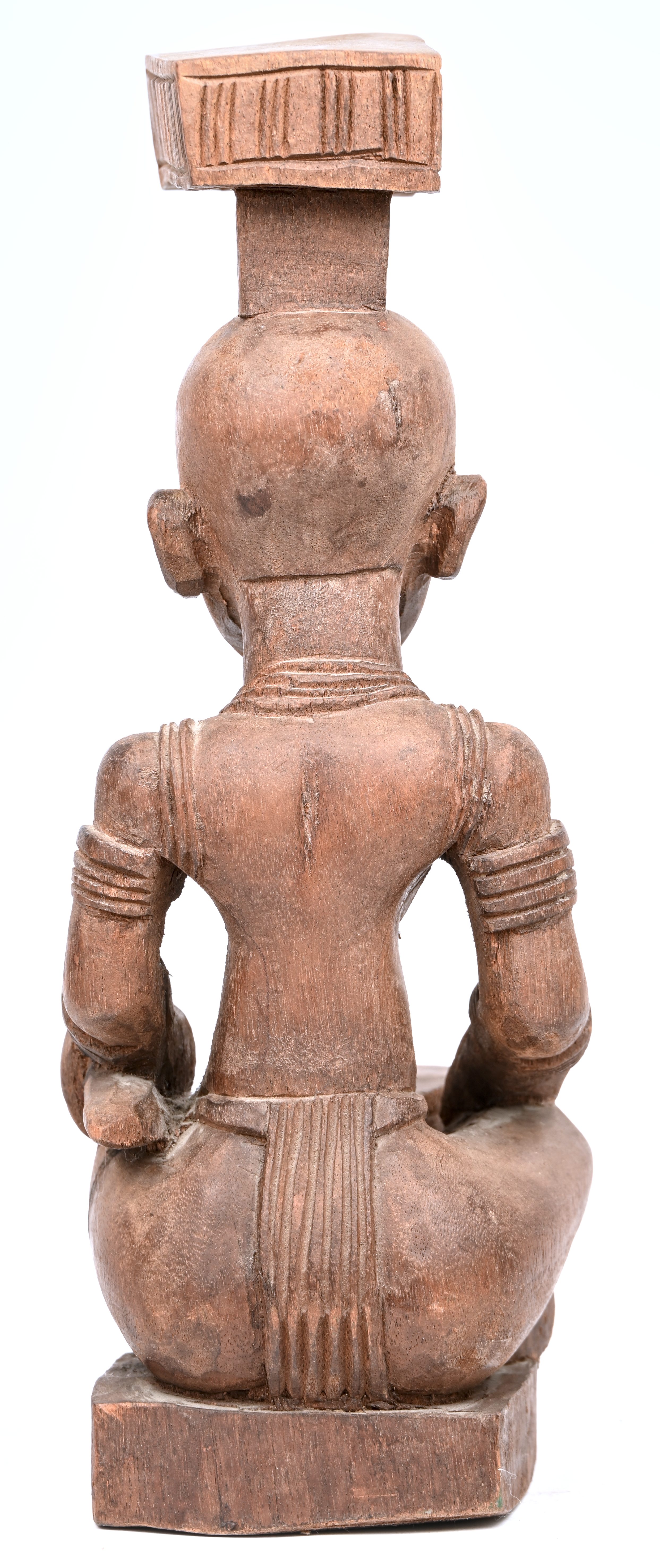 Een gesculpteerd houten beeld van een muzikant, Kuba, D.R. Congo Een gesculpteerd houten beeld van een muzikant, Kuba, D.R. Congo.