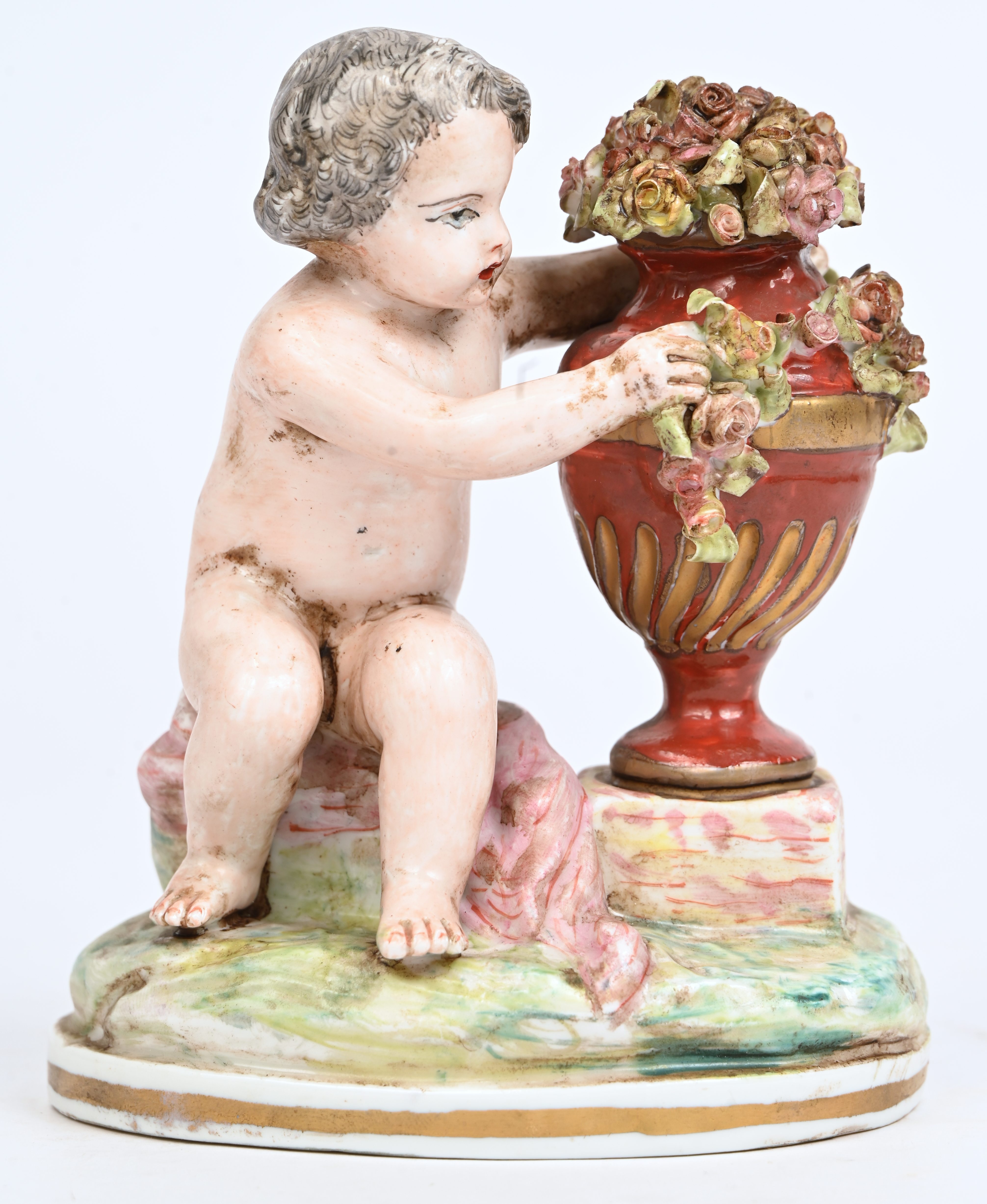 ‘Kind met bloemenvaas’, een beeldje van meerkleurig Capodimonte porselein. Beetje schade ‘Kind met bloemenvaas’, een beeldje van meerkleurig Capodimonte porselein. Beetje schade.