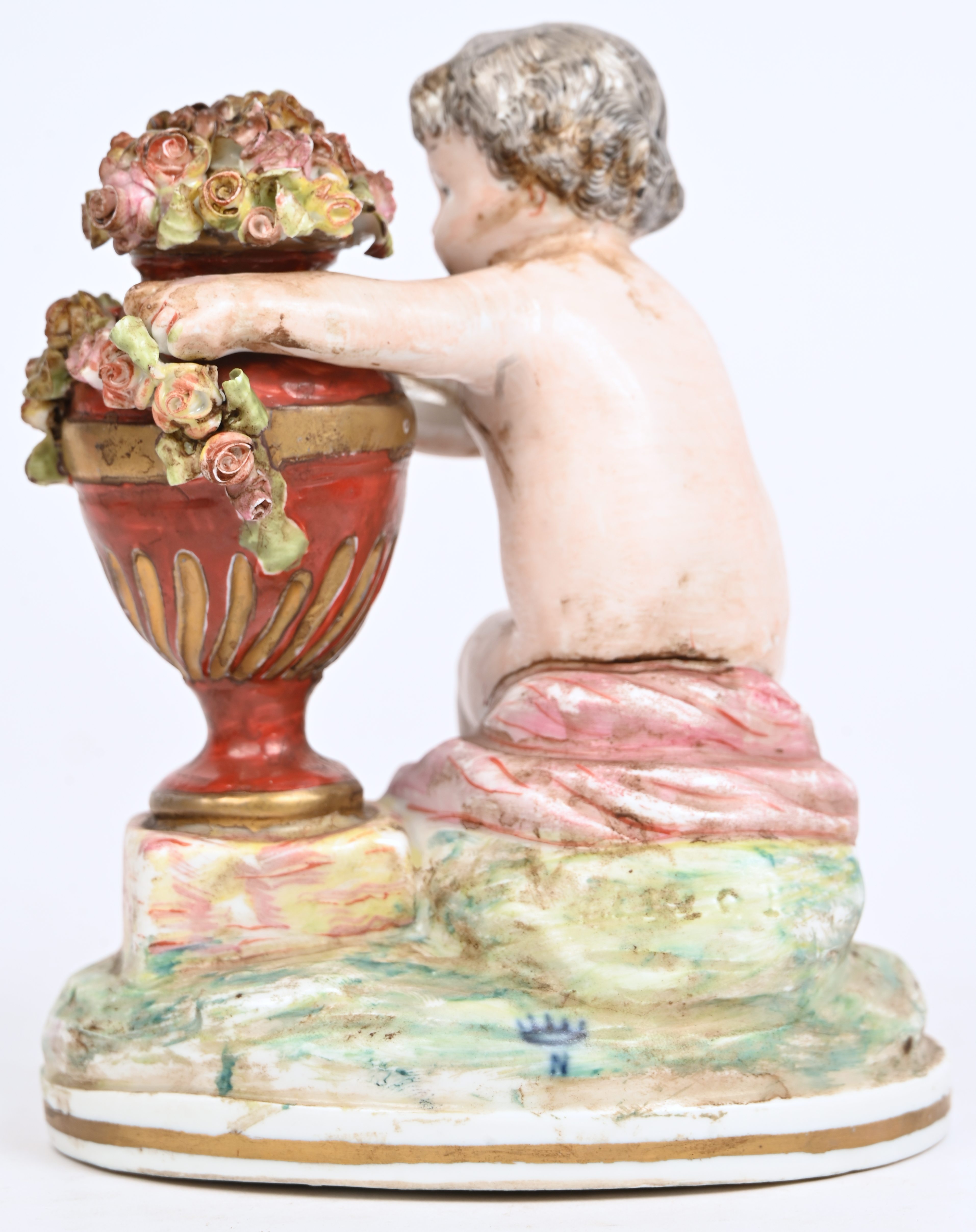‘Kind met bloemenvaas’, een beeldje van meerkleurig Capodimonte porselein. Beetje schade ‘Kind met bloemenvaas’, een beeldje van meerkleurig Capodimonte porselein. Beetje schade.