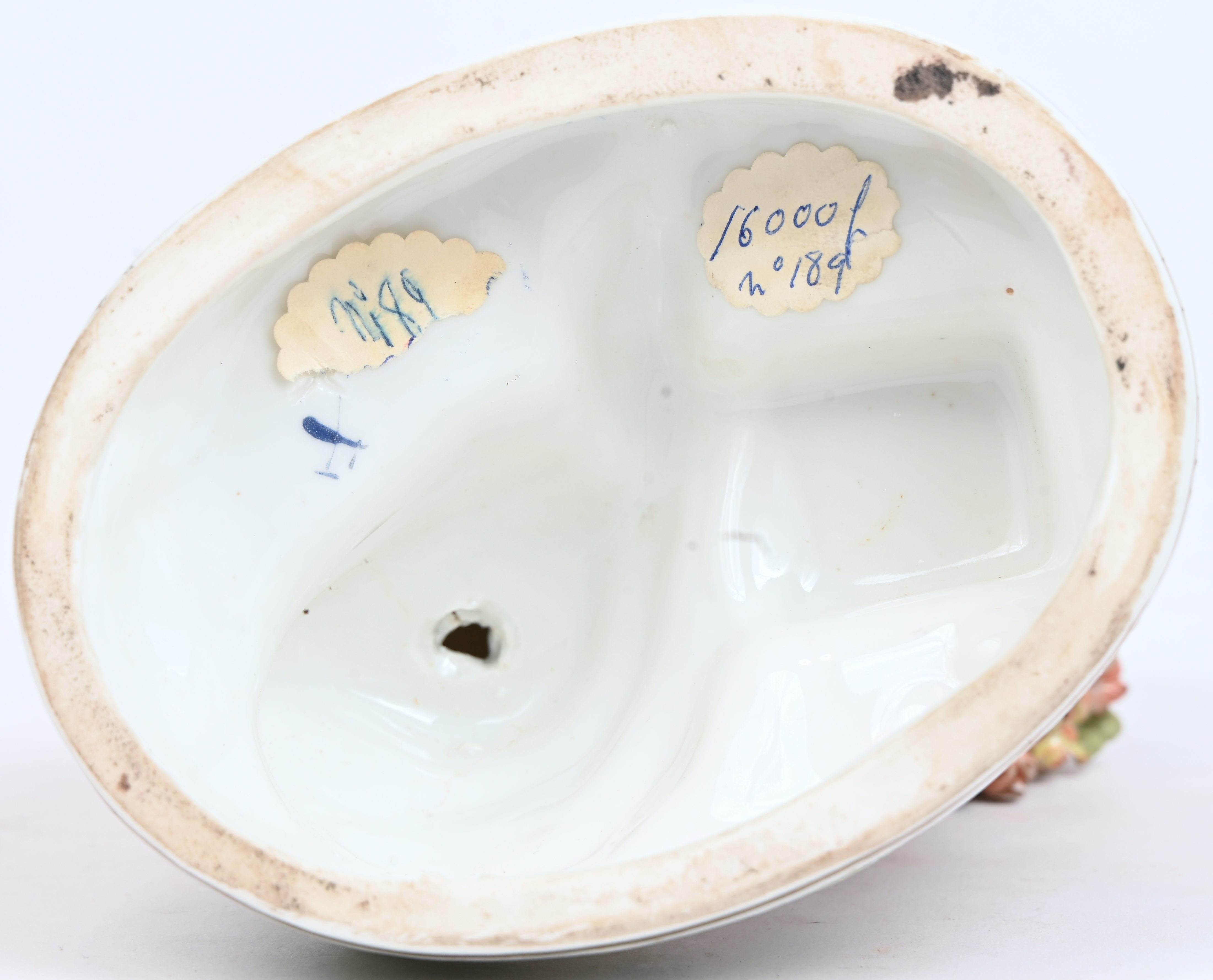 ‘Kind met bloemenvaas’, een beeldje van meerkleurig Capodimonte porselein. Beetje schade ‘Kind met bloemenvaas’, een beeldje van meerkleurig Capodimonte porselein. Beetje schade.