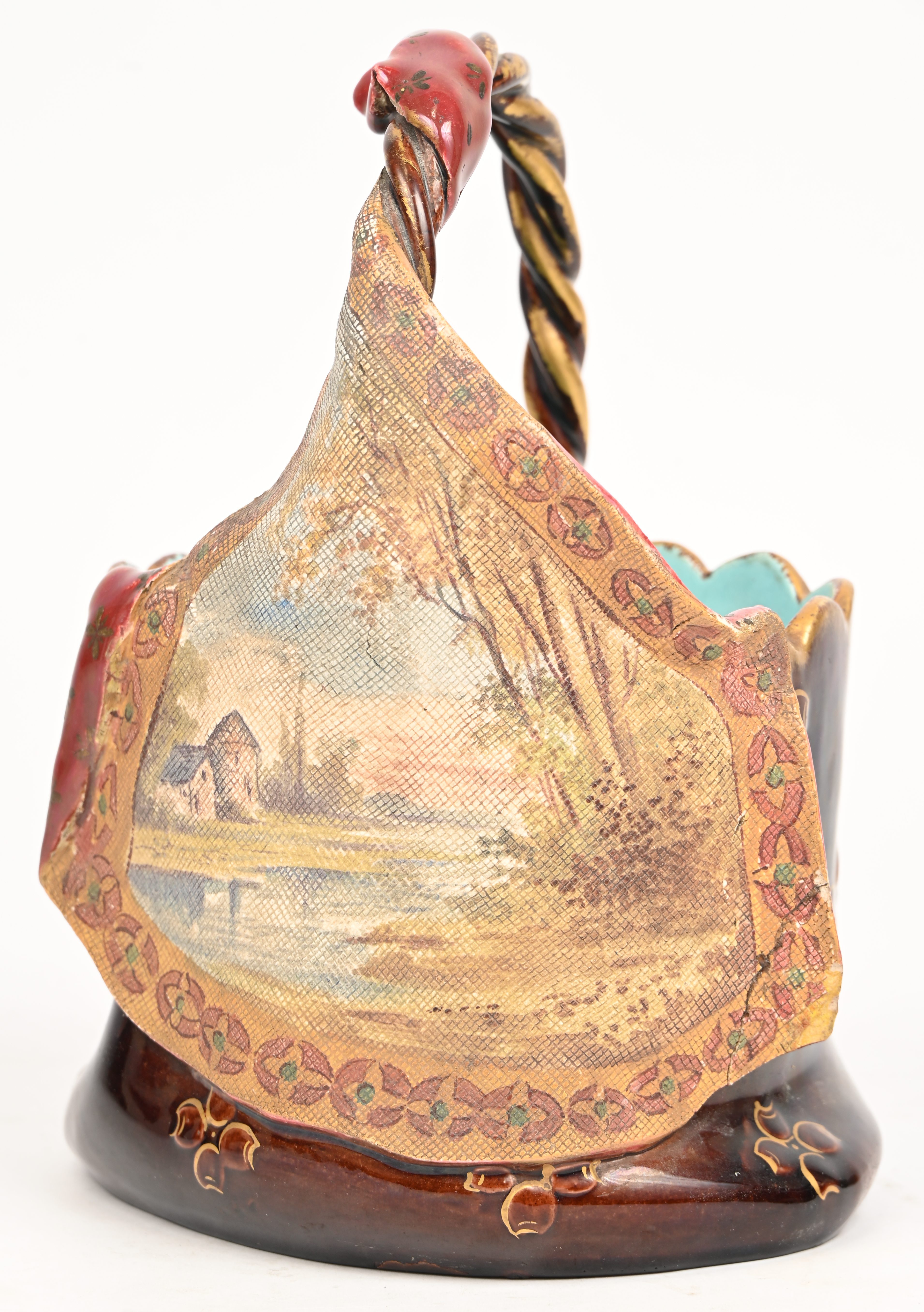 Een mandje van aardewerk met de afbeelding van een landschap Een mandje van aardewerk met de afbeelding van een landschap.