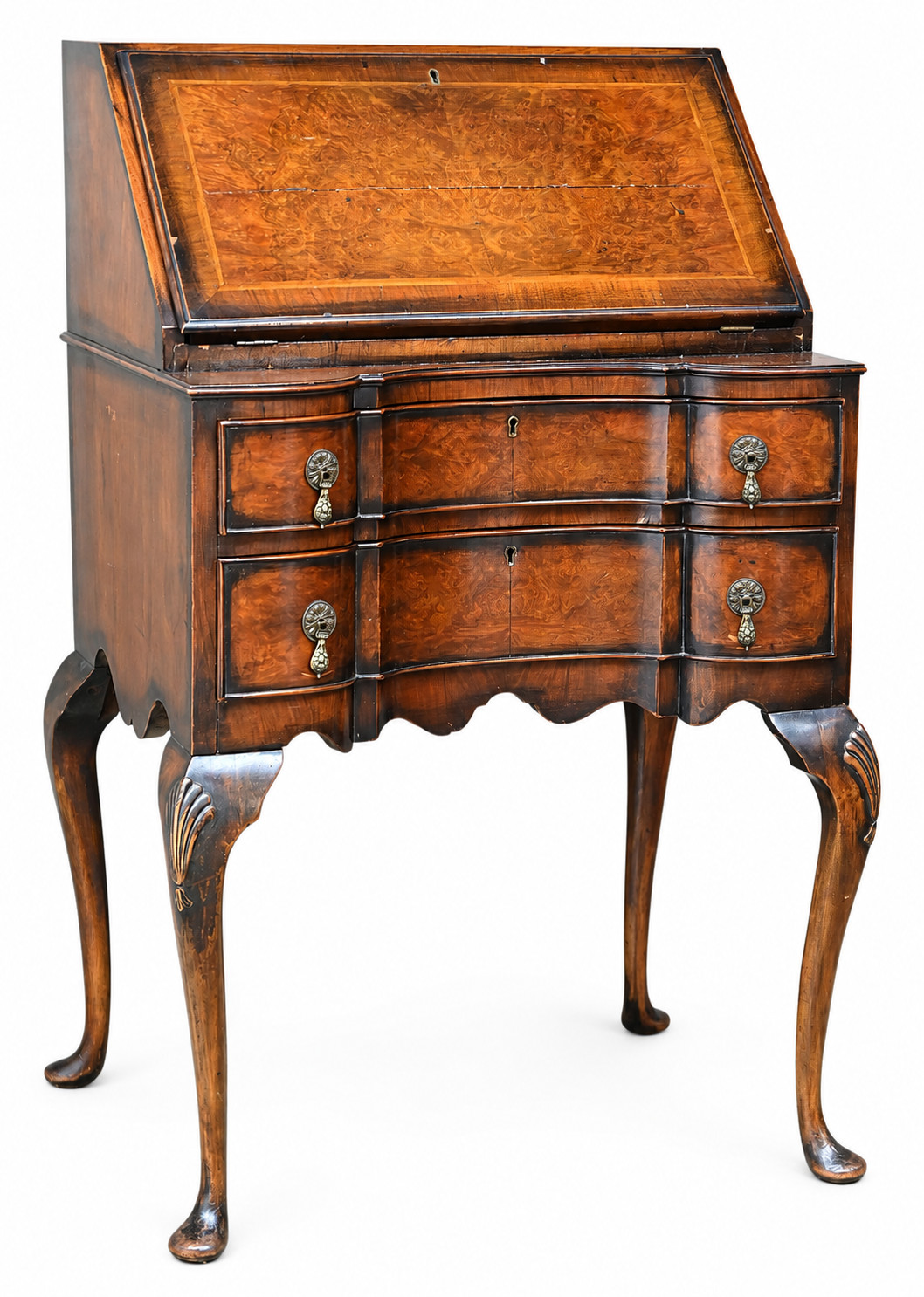 Een wortelnoten secretaire in Queen Anne stijl Een wortelnoten secretaire in Queen Anne stijl.
