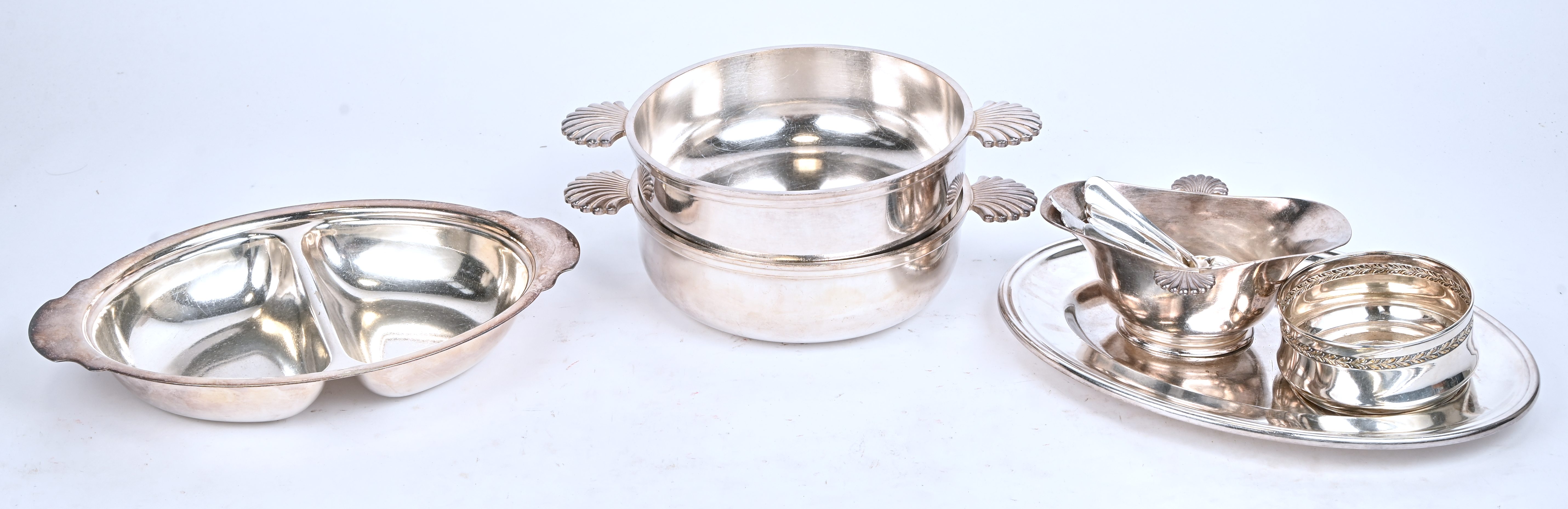 Een lot verzilverd metaal, gemerkt Wiskemann, bestaande uit 4 schalen, een sauskom en 11 koffielepels. Toegevoegd een flessenhouder gemerkt WMF Een lot verzilverd metaal, gemerkt Wiskemann, bestaande uit 4 schalen, een sauskom en 11 koffielepels. Toegevoegd een flessenhouder gemerkt WMF.