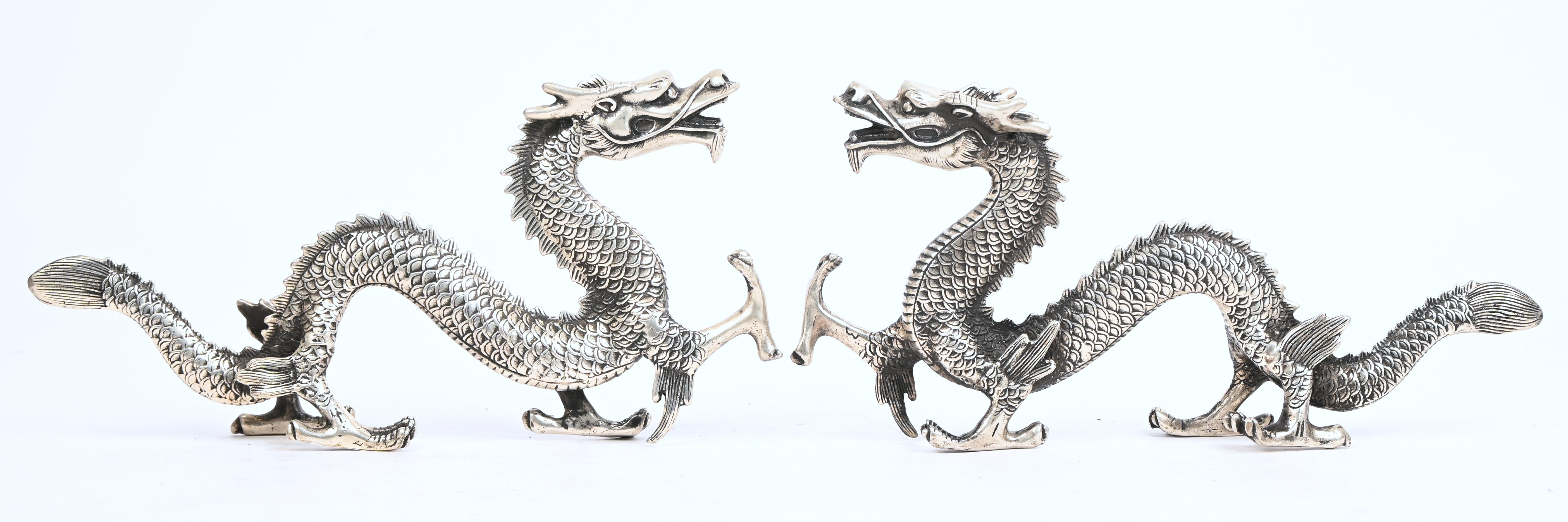 Een paar zilver plated draken Een paar zilver plated draken.