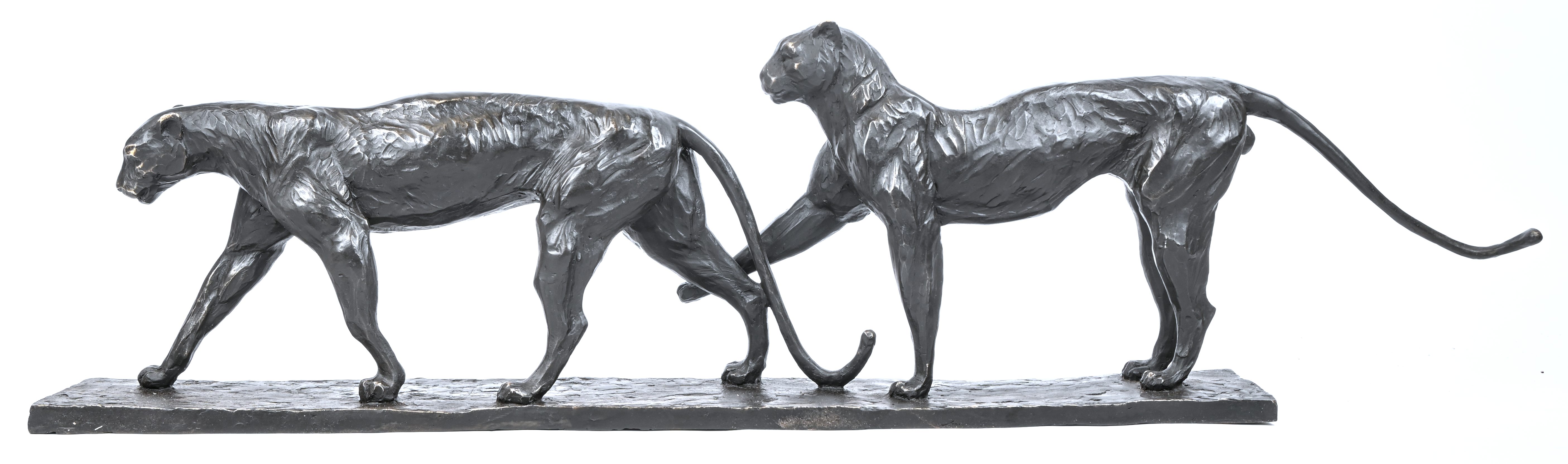 Een paar bronzen panters op stap Een paar bronzen panters op stap.