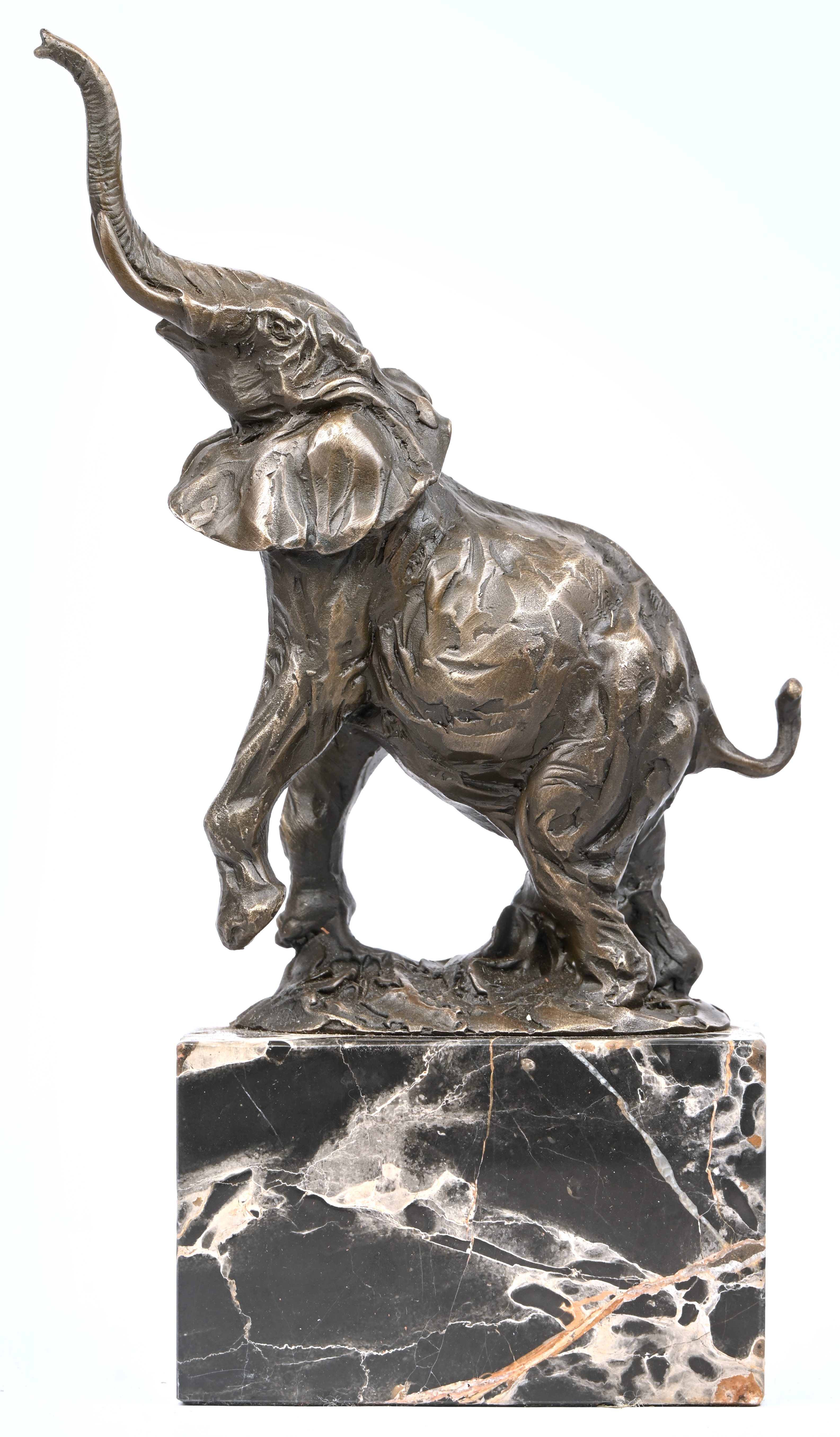 Een bronzen olifant op marmeren voet Een bronzen olifant op marmeren voet.