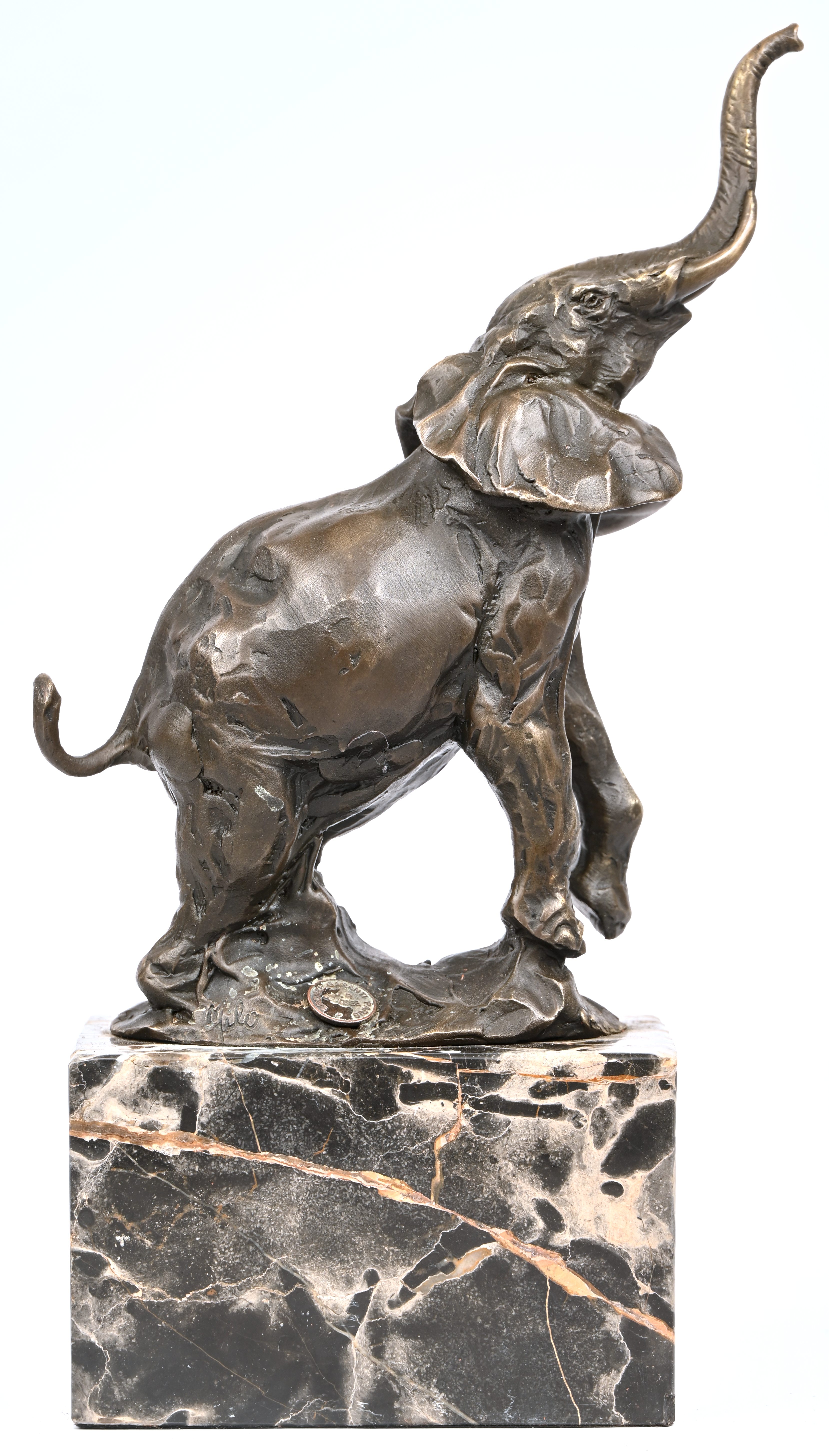 Een bronzen olifant op marmeren voet Een bronzen olifant op marmeren voet.