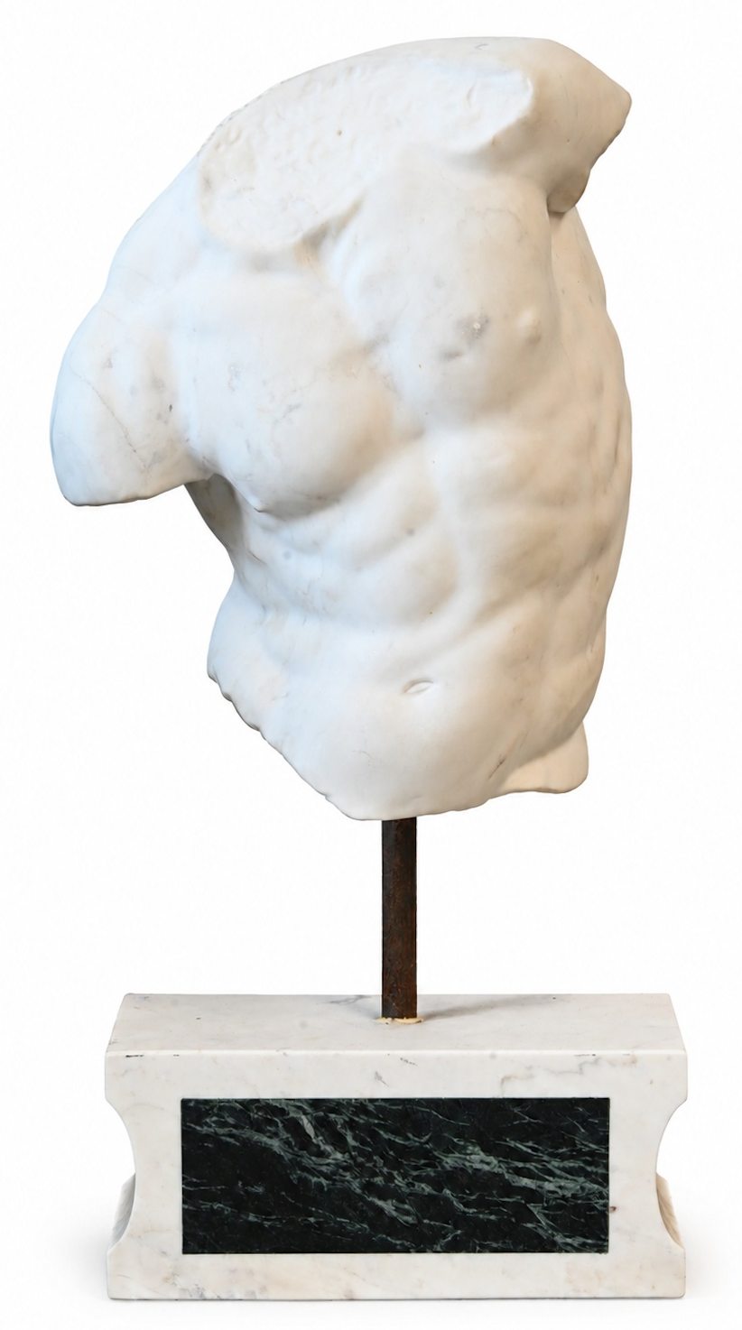Een torso van witte marmer op groen witte marmeren voet Een torso van witte marmer op groen witte marmeren voet.