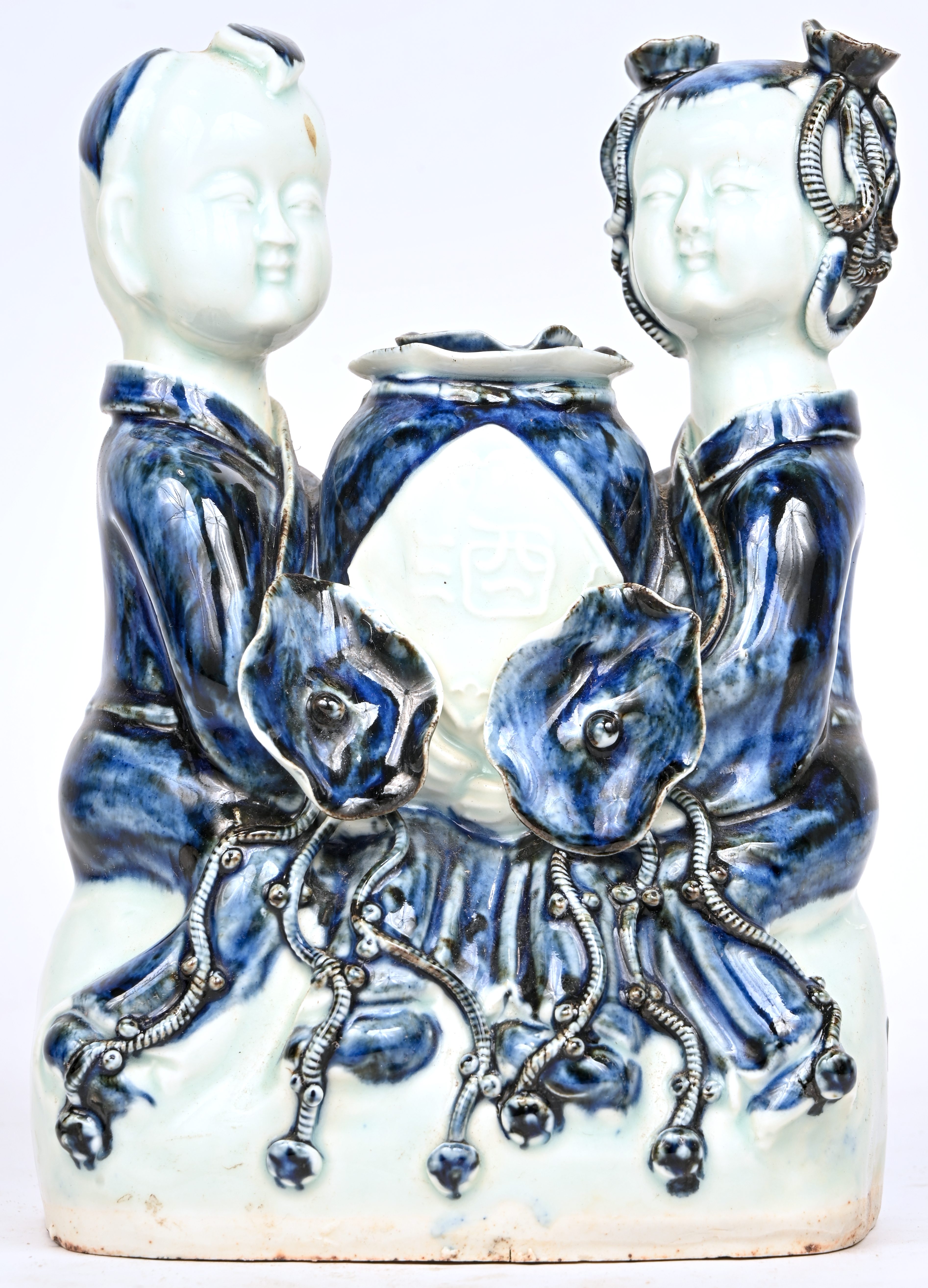 “Waterdragers”. Een beeld van Chinees blauw wit porselein “Waterdragers”. Een beeld van Chinees blauw wit porselein.