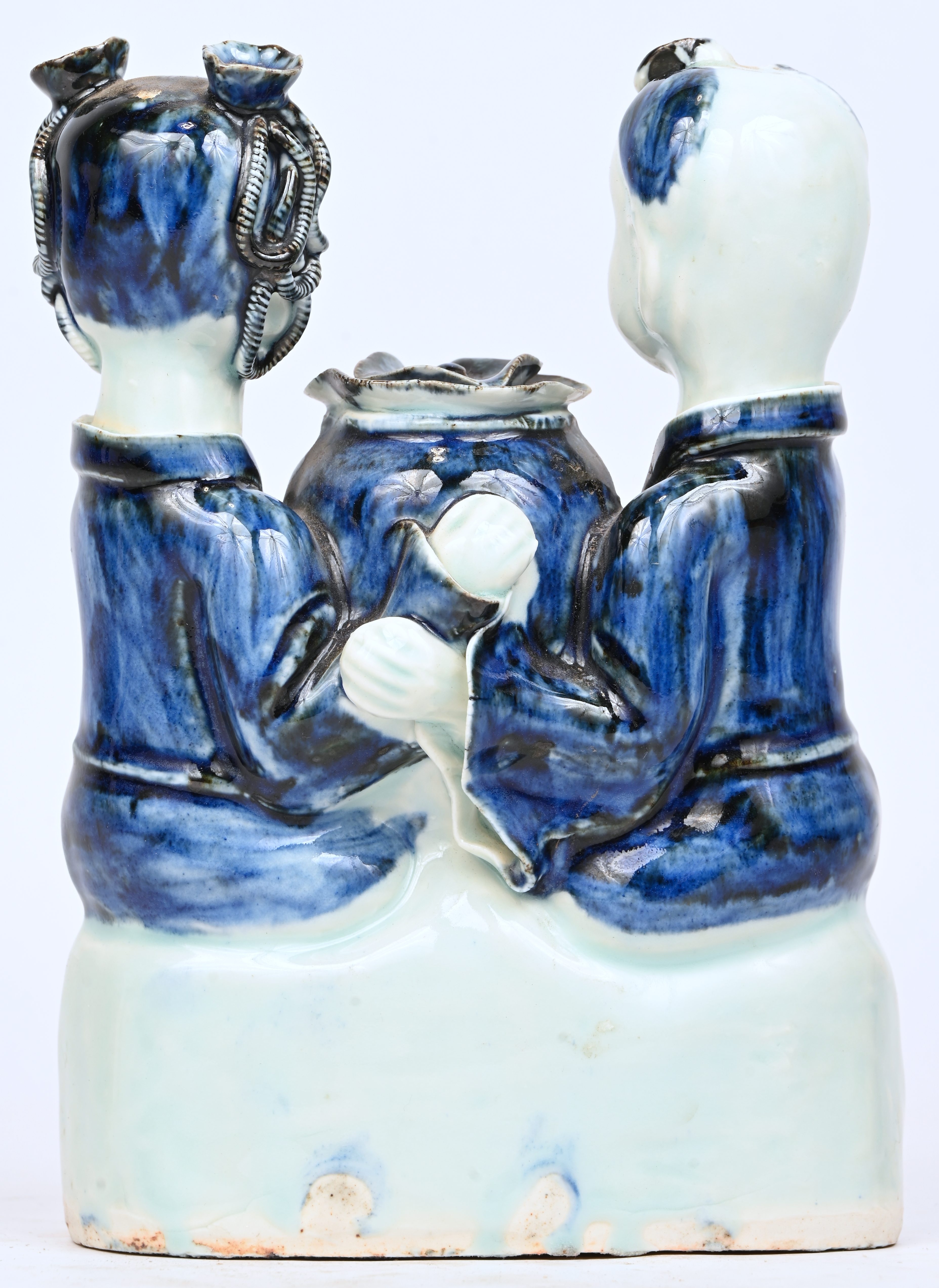 “Waterdragers”. Een beeld van Chinees blauw wit porselein “Waterdragers”. Een beeld van Chinees blauw wit porselein.