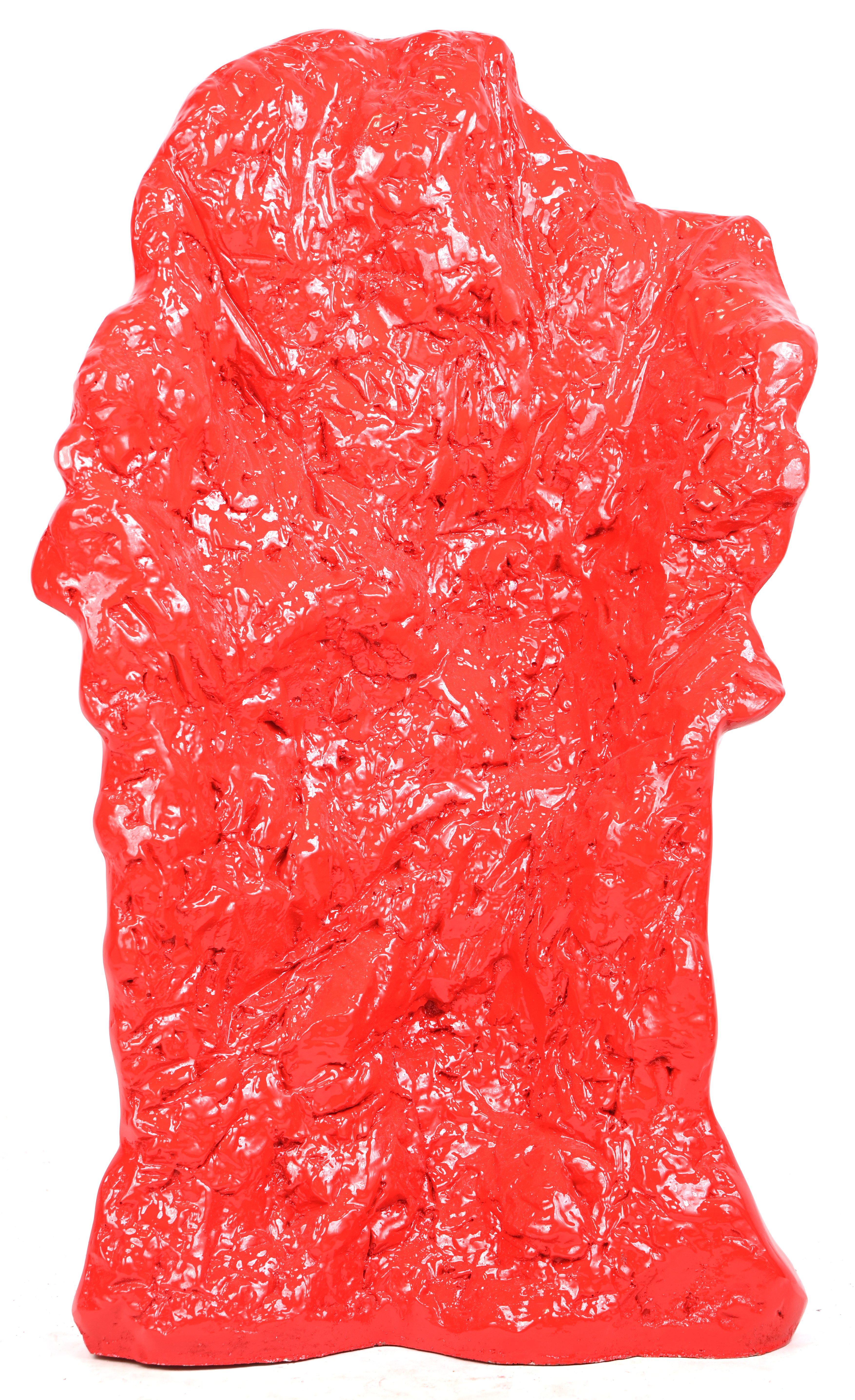 ‘Dromend’. Een buste van een jonge man met uitgehouwen effect aan de zij-en achterkant. In rood kunststof met het logo van Louis Vuitton bedrukt ‘Dromend’. Een buste van een jonge man met uitgehouwen effect aan de zij-en achterkant. In rood kunststof met het logo van Louis Vuitton bedrukt.