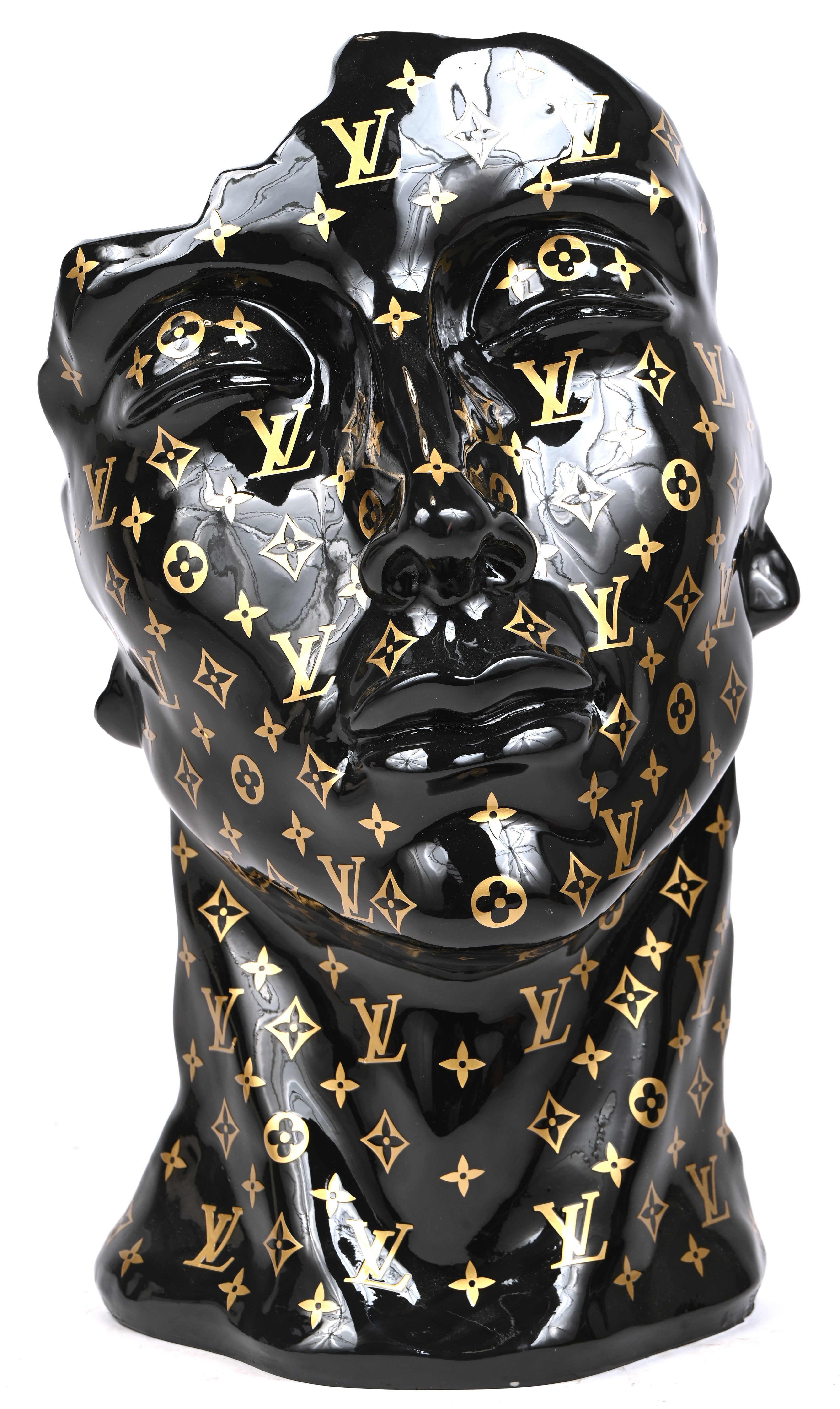 ‘Dromend’. Een buste van een jonge man met uitgehouwen effect aan de zij-en achterkant. In zwart kunststof met het logo van Louis Vuitton bedrukt ‘Dromend’. Een buste van een jonge man met uitgehouwen effect aan de zij-en achterkant. In zwart kunststof met het logo van Louis Vuitton bedrukt.