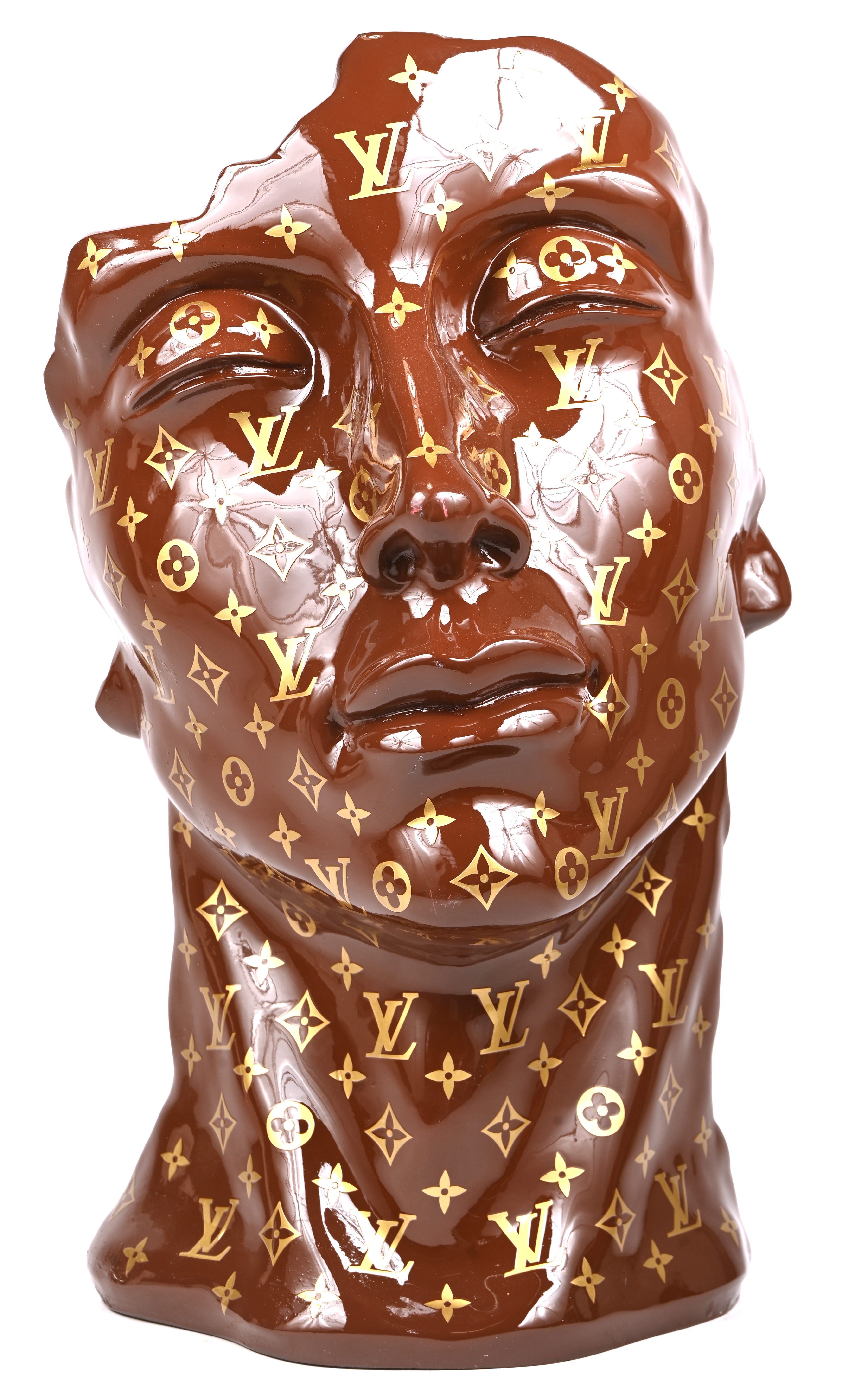 ‘Dromend’. Een buste van een jonge man met uitgehouwen effect aan de zij-en achterkant. In bruin kunststof met het logo van Louis Vuitton bedrukt ‘Dromend’. Een buste van een jonge man met uitgehouwen effect aan de zij-en achterkant. In bruin kunststof met het logo van Louis Vuitton bedrukt.