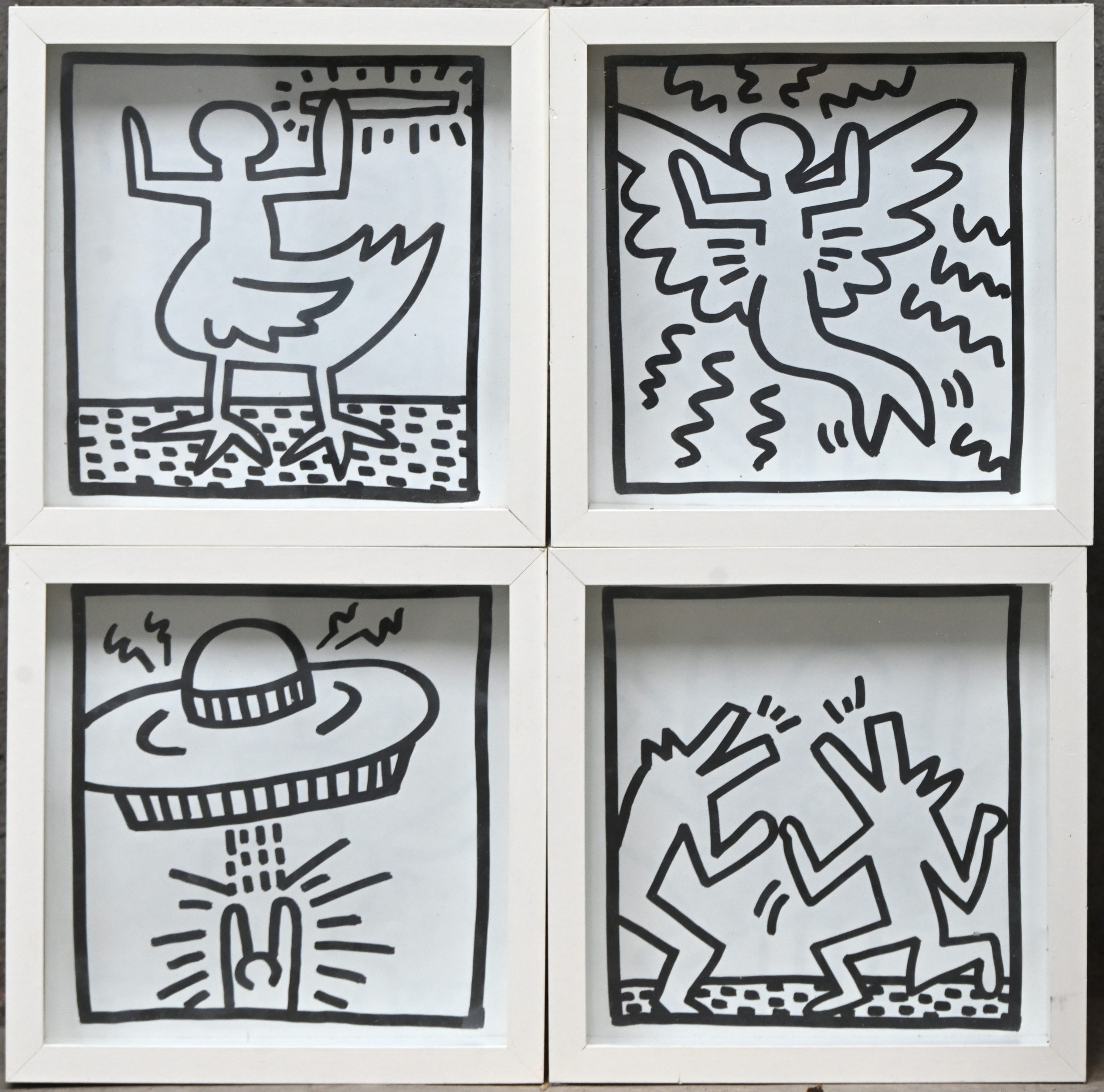 Vijf kaders bestaande uit een poster van de tentoonstelling van de kunstenaar in het Cranbrook academy of art museum en 4 ingekaderde dubbele prenten uit het Keith Haring coloring book Vijf kaders bestaande uit een poster van de tentoonstelling van de kunstenaar in het Cranbrook academy of art museum en 4 ingekaderde dubbele prenten uit het Keith Haring coloring book.