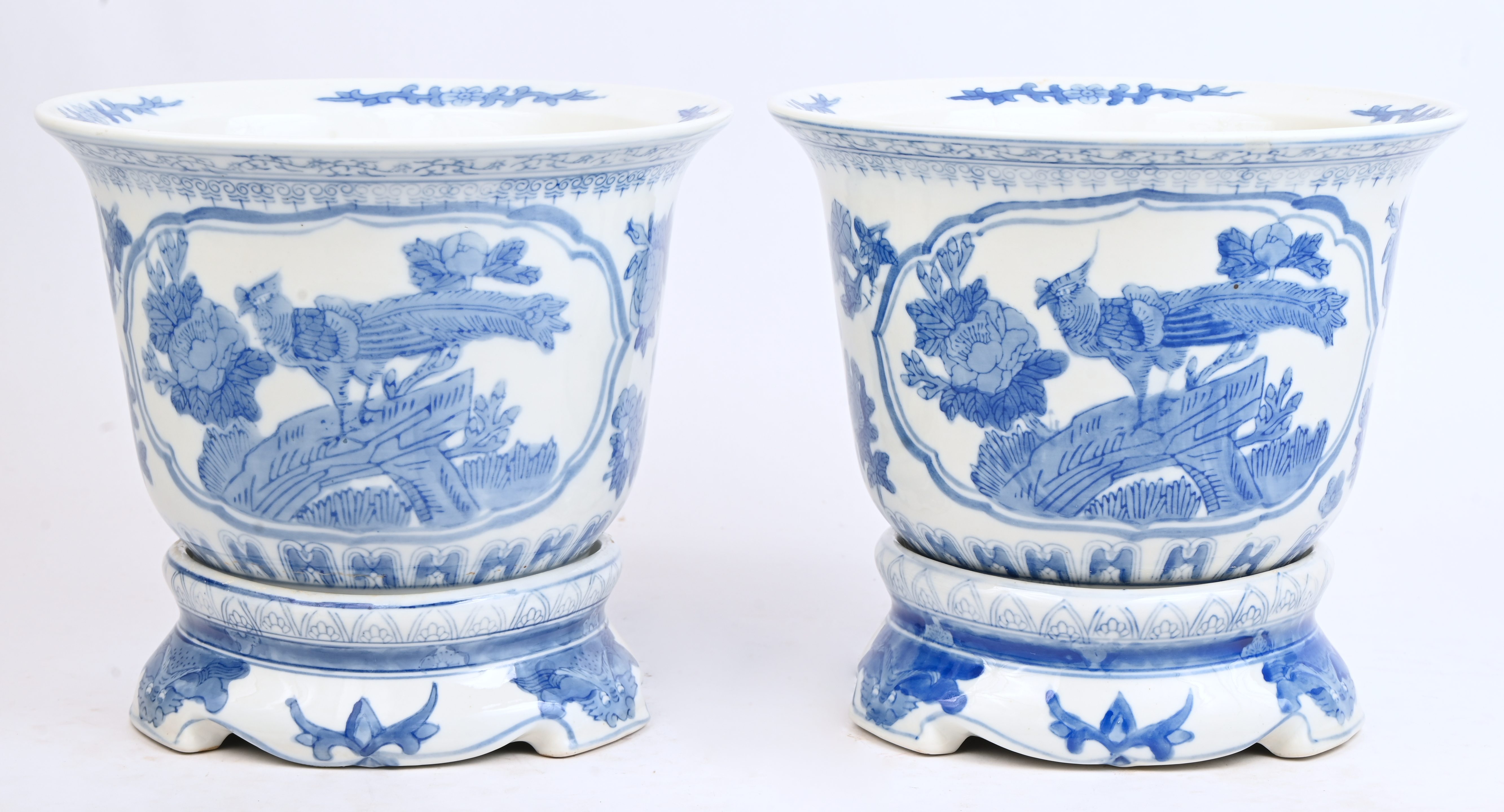 Twee Chinees porseleinen bloempotten met bijhorende voet Twee Chinees porseleinen bloempotten met bijhorende voet.